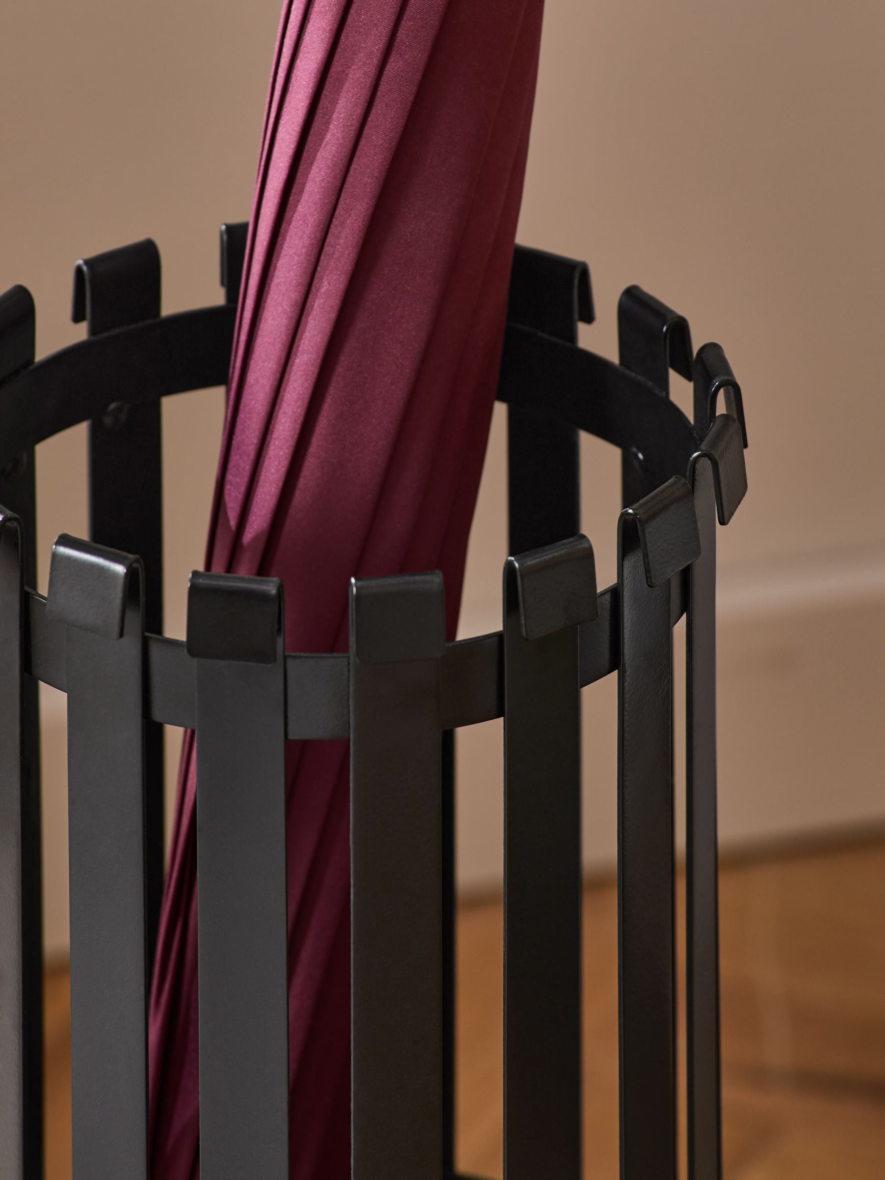 Bronx metal and wood umbrella stand in black/brown - British product