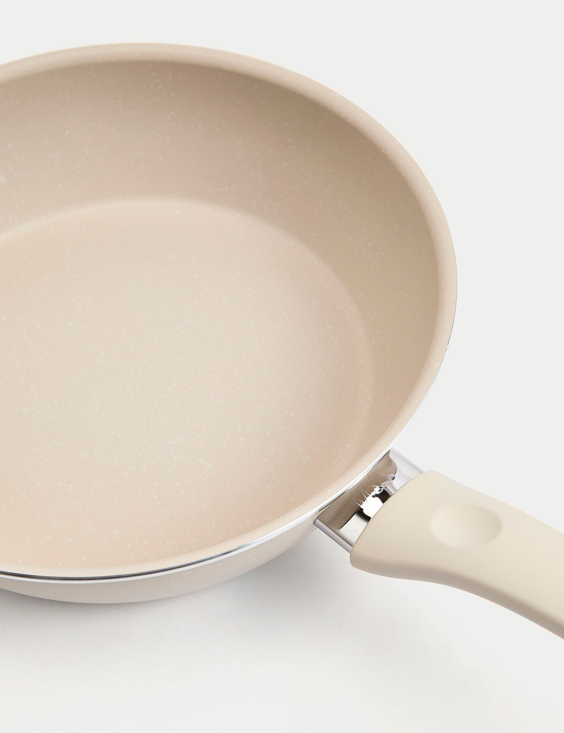 28cm all-in-one saucepan with steamer basket - British product