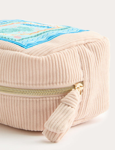 Geräumige Kulturtasche im Wassermann-Design mit Stickerei und Quastenanhänger