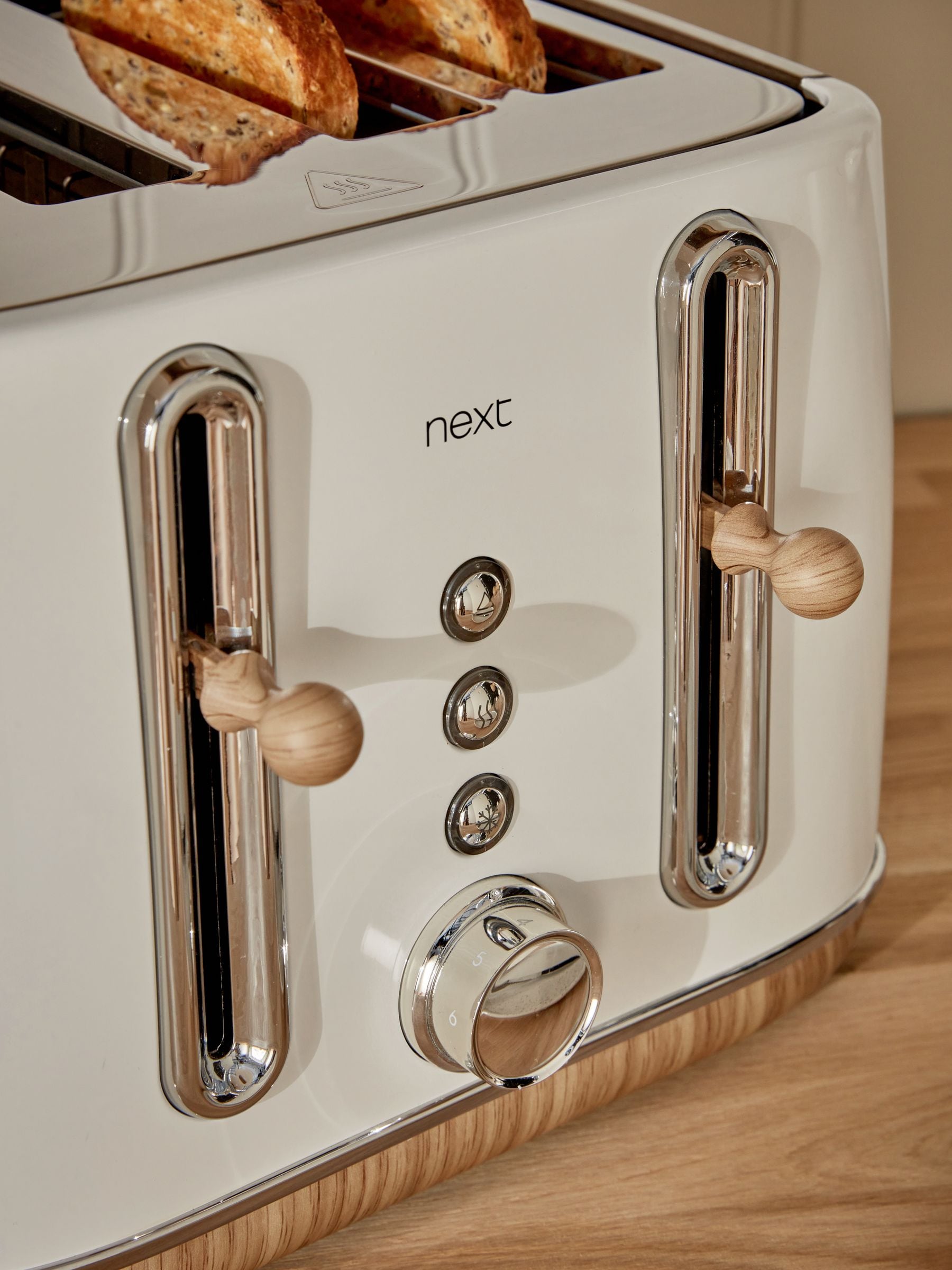 Cream Malvern four-slice toaster - British product