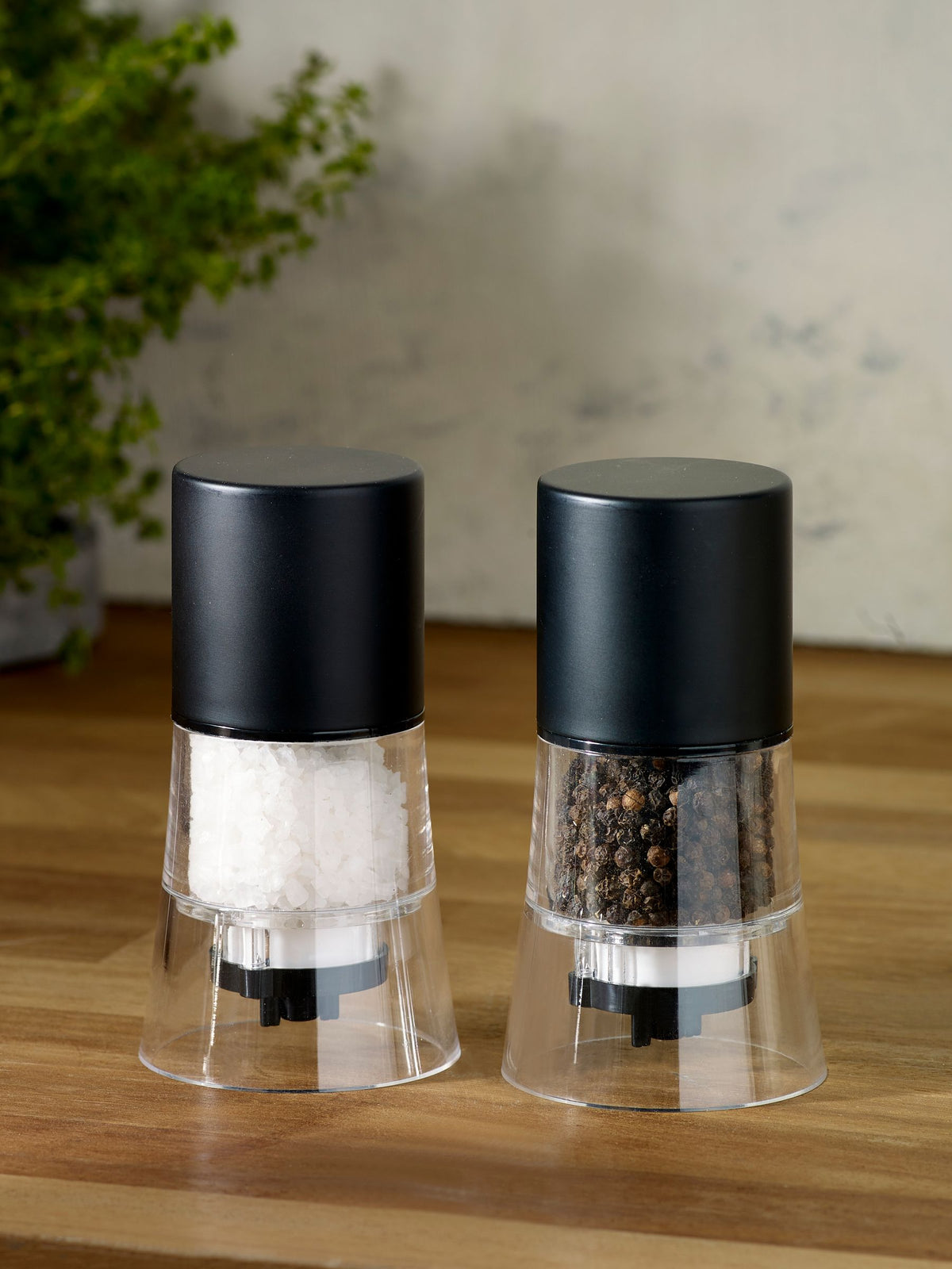 Black filled salt and pepper grinder set of 2 (British brand)