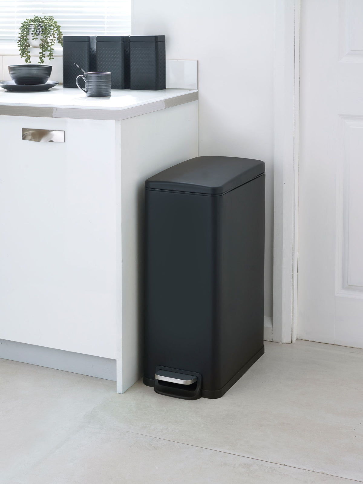 Black slim soft close pedal bin 45L - British product