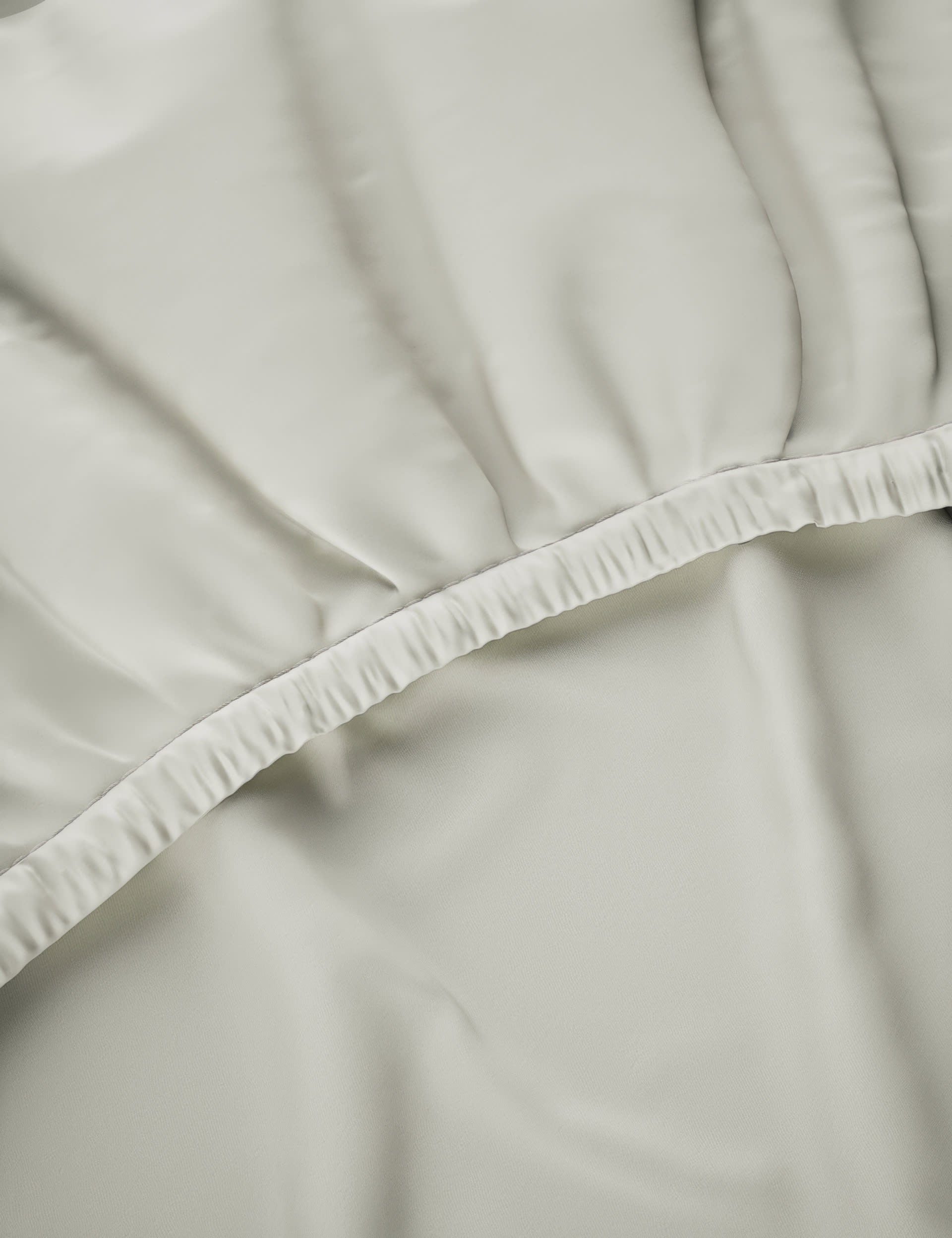 Cotton blend non-iron fitted sheet 25cm deep - British product