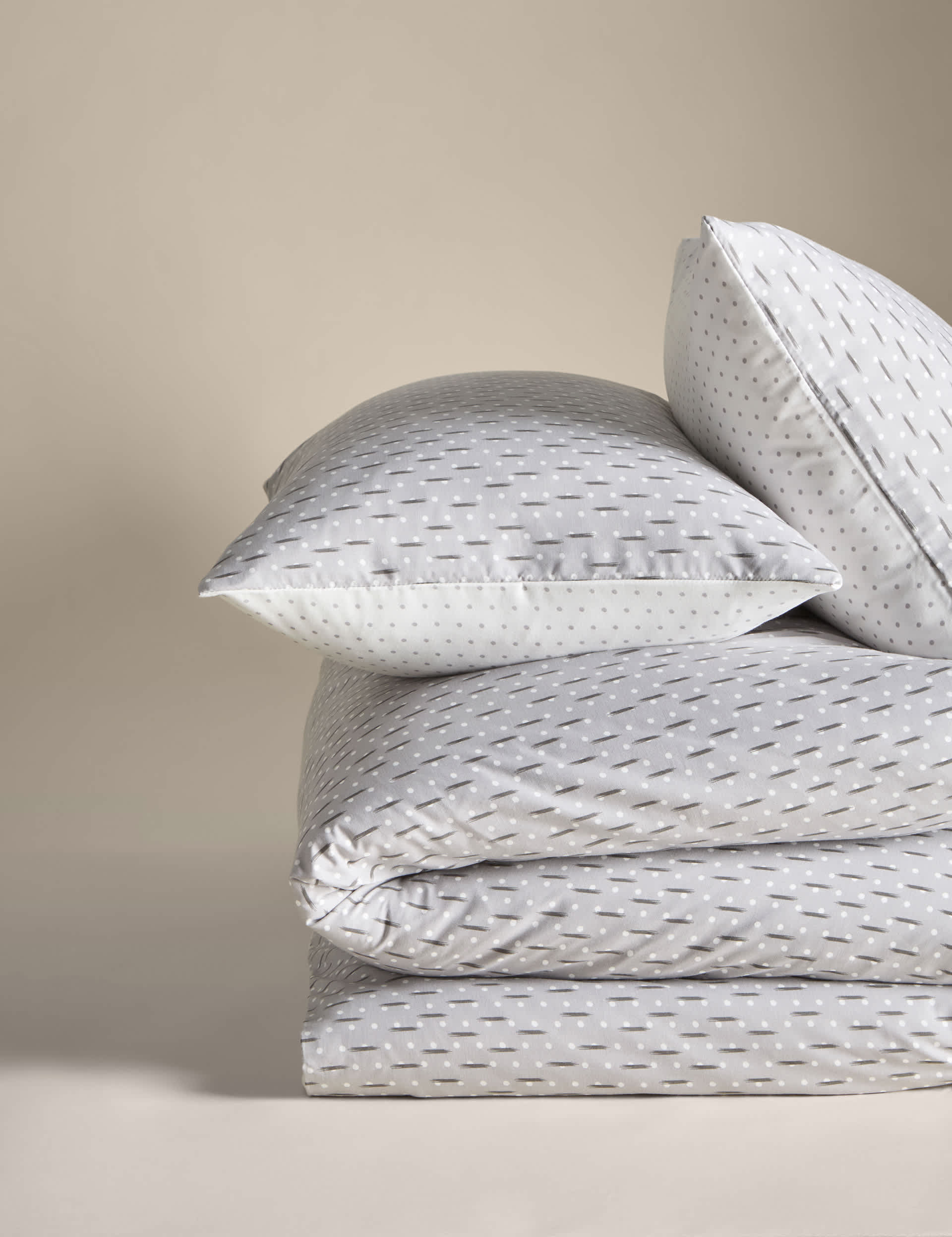 Cotton blend spotty reversible bedding set - British product