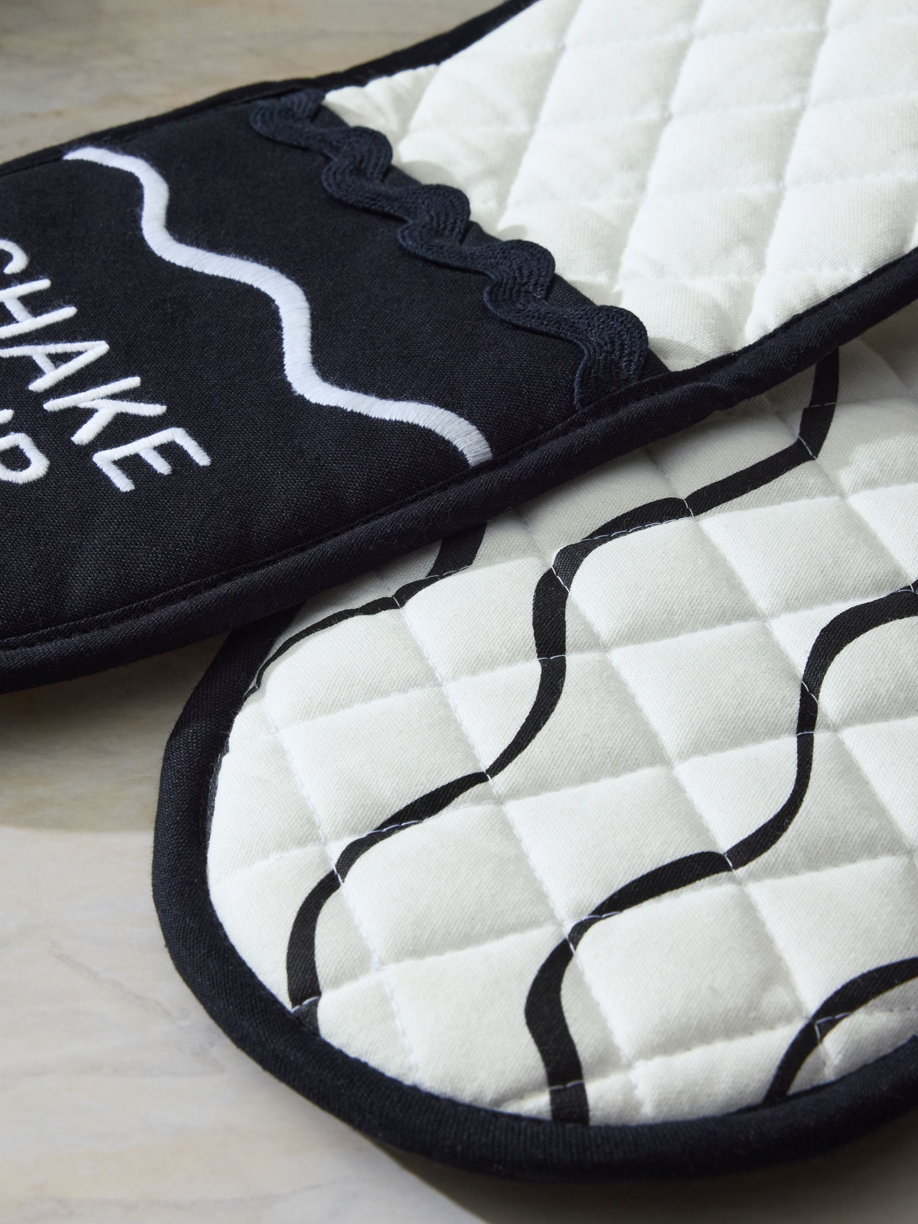 Black Slogan Oven Gloves set - British product