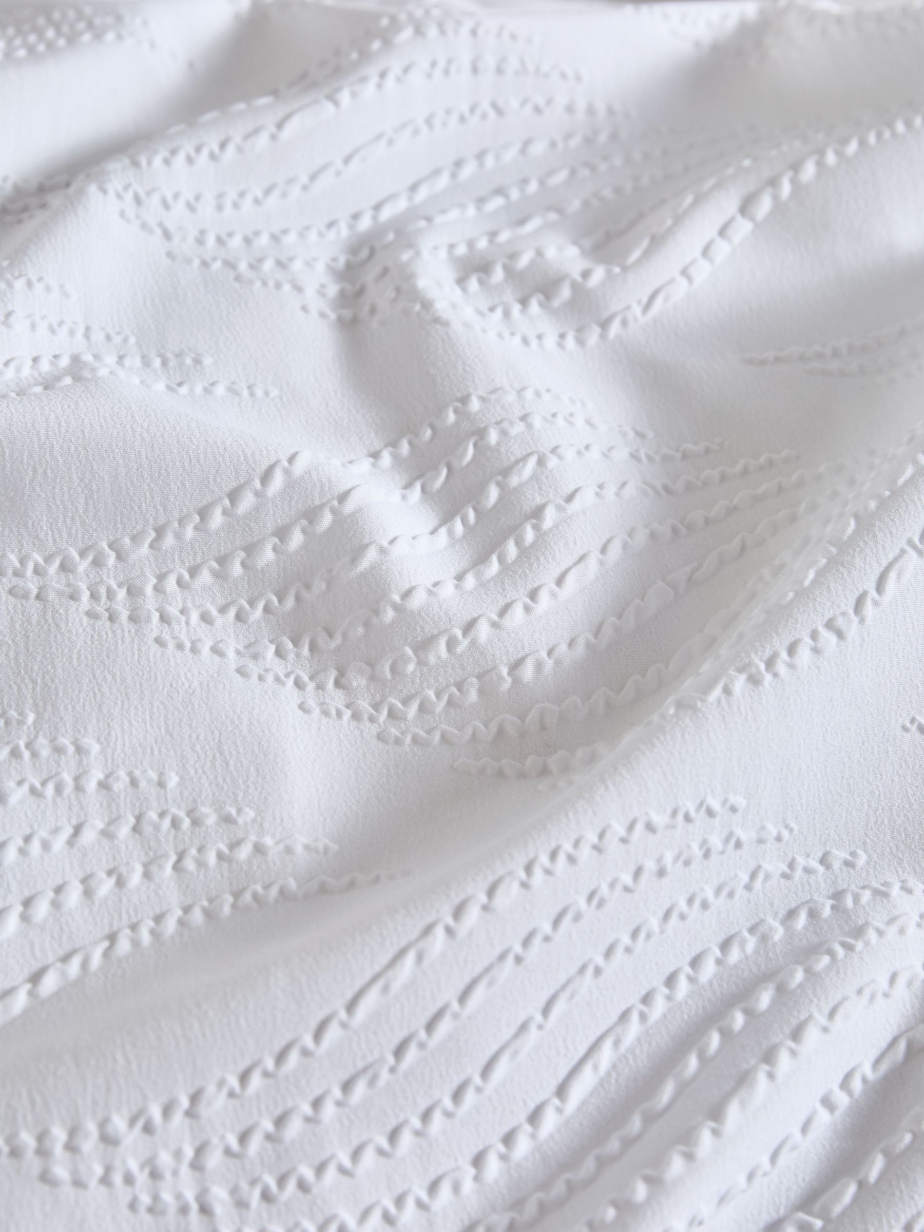 White wave embossed duvet cover and pillowcase set (British brand)