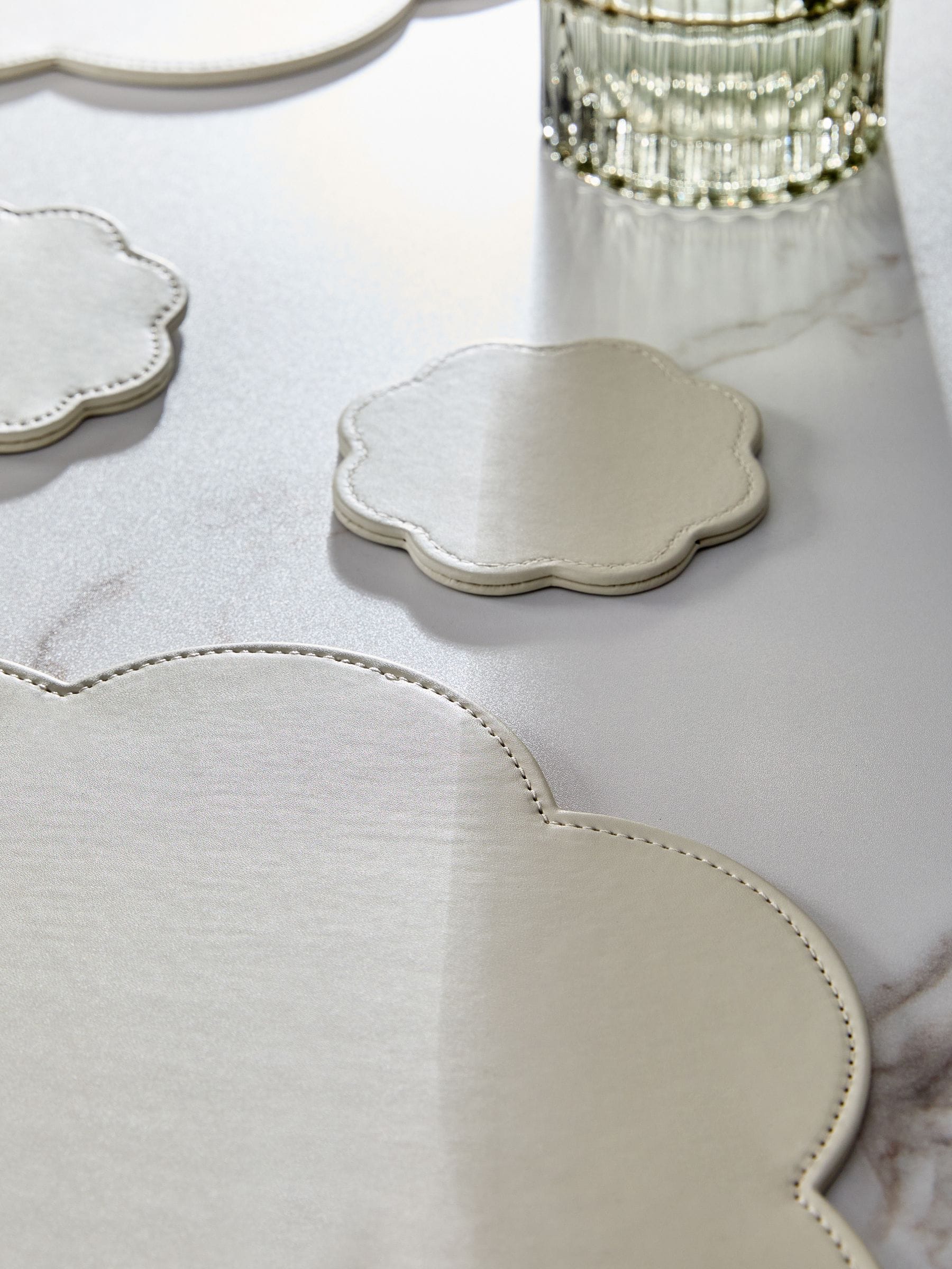 Cream flower faux leather placemats and coasters set, 8 pieces (British brand)