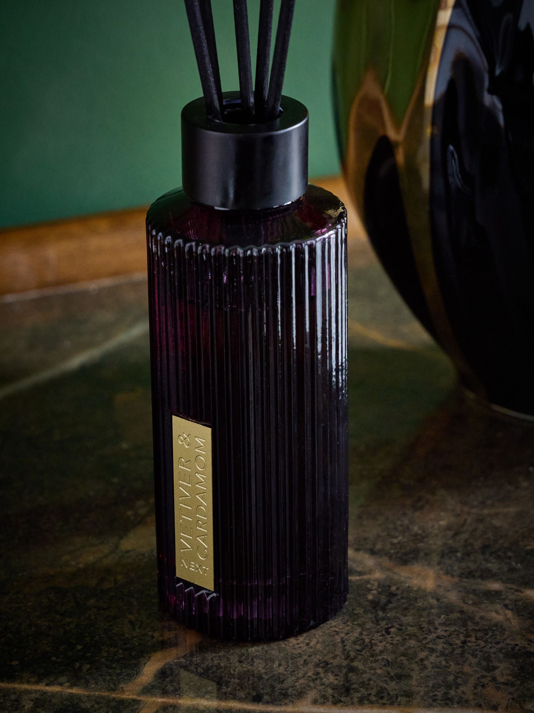 Black and Gold Tiger Reed Diffuser with Cardamom and Vetiver Scent, 100ml