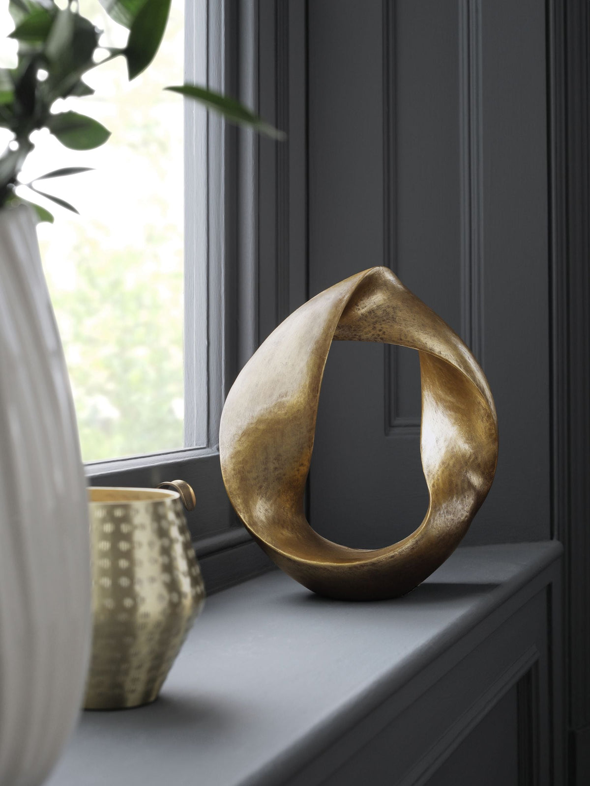 Gold Metal Twist Loop Ornament 28cm height, UK version