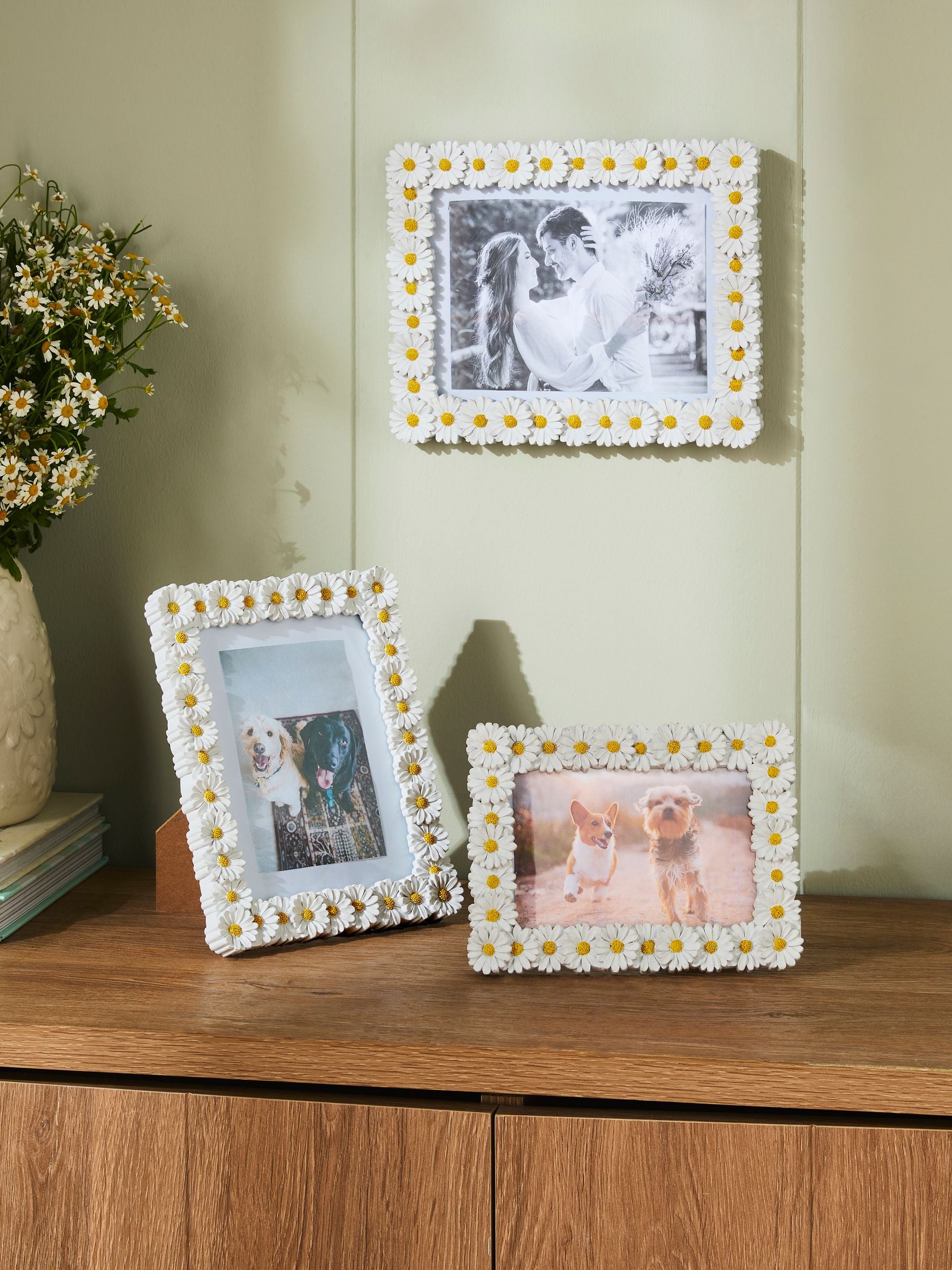 White Spring Daisy photo frame (British brand)