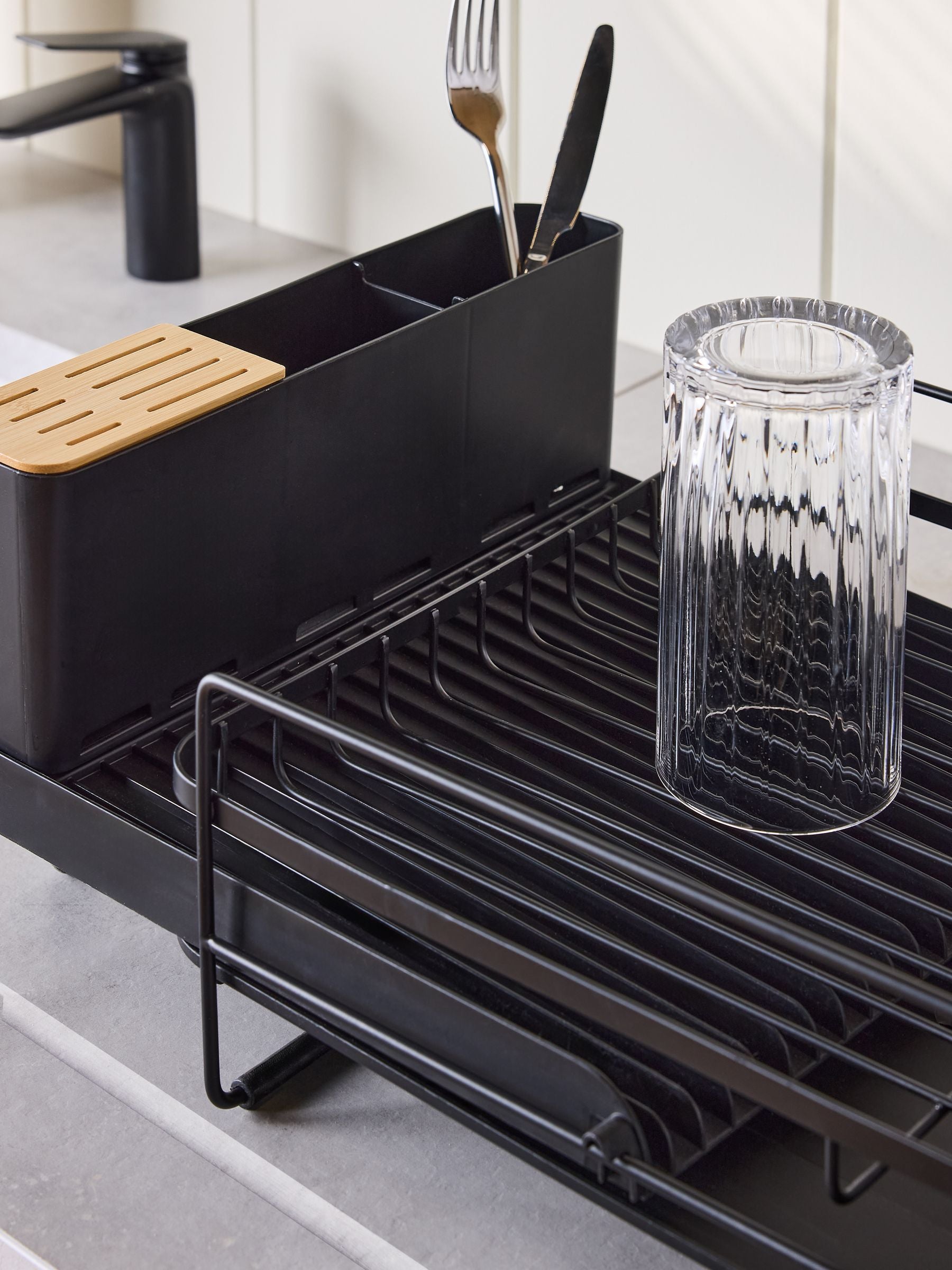Black extendable drainer with cutlery holder - British product