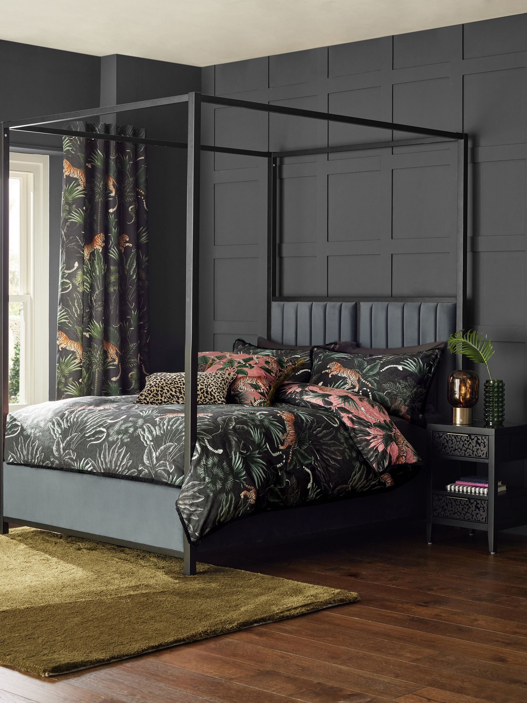 Black/Pink Fringed Tiger Duvet Cover and Pillowcase Set - British product