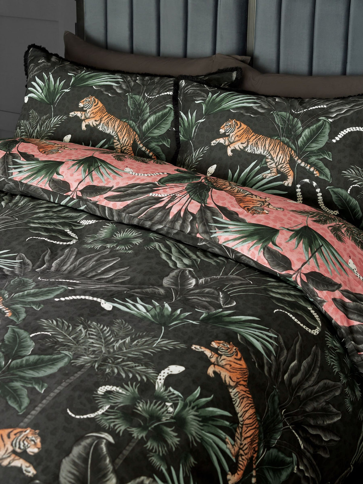 Black/Pink Fringed Tiger Duvet Cover and Pillowcase Set - British product