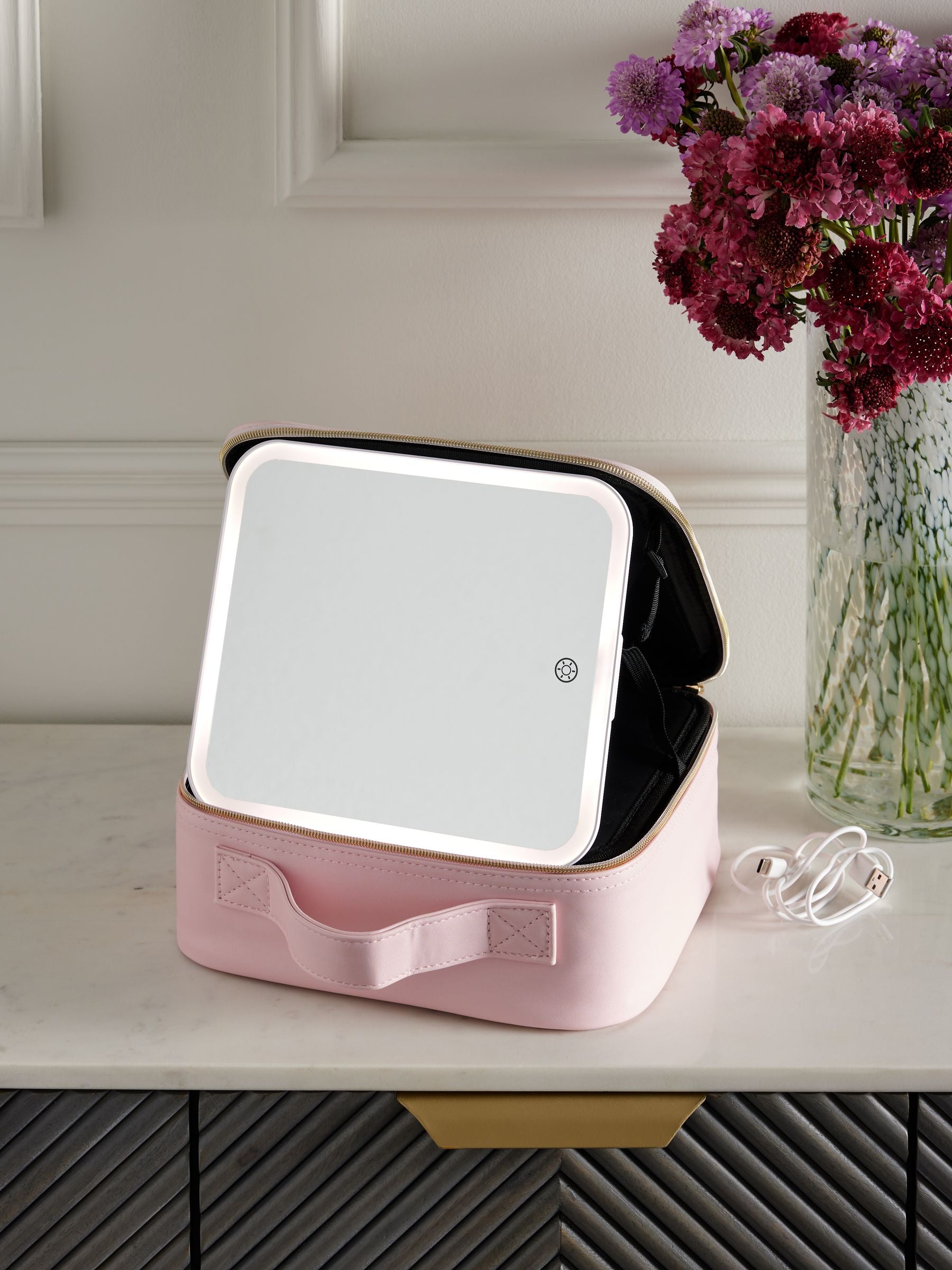 Makeup bag with removable LED mirror and adjustable dividers, UK version