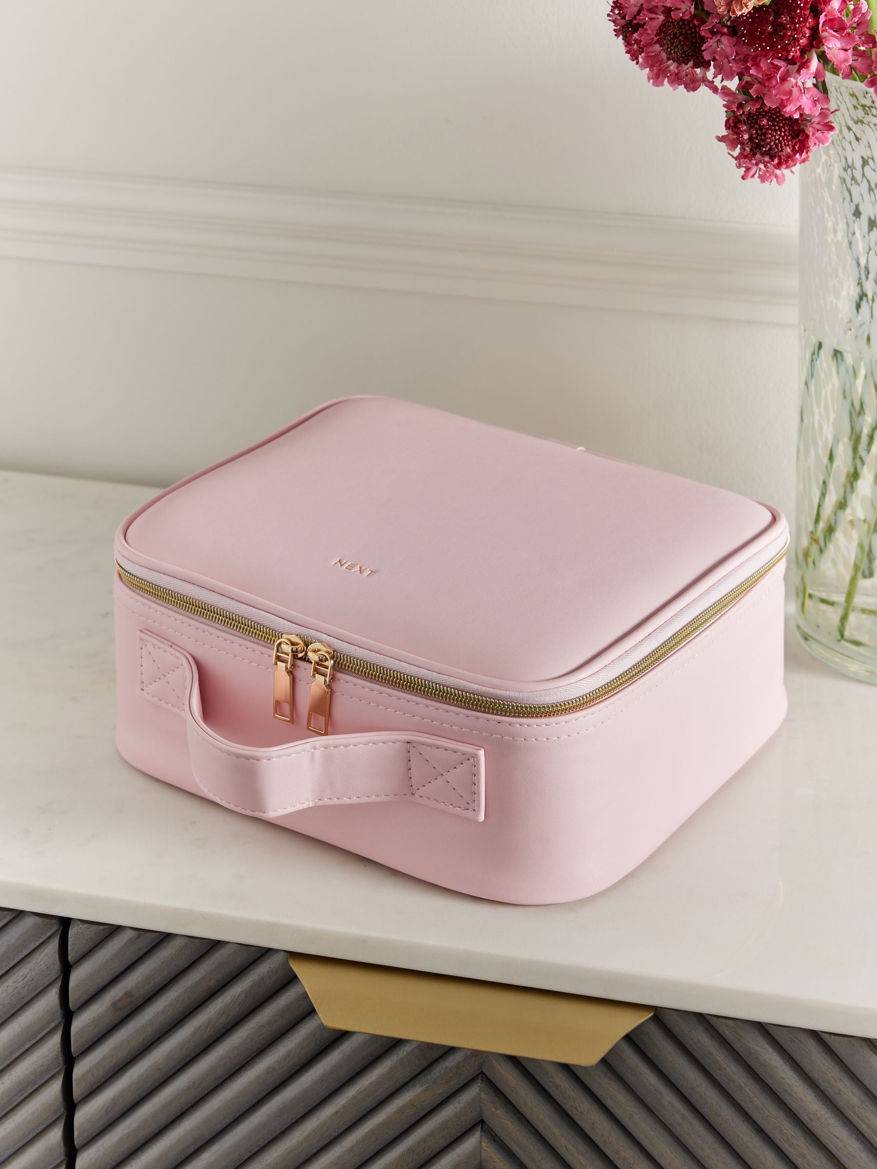 Makeup bag with removable LED mirror and adjustable dividers, UK version