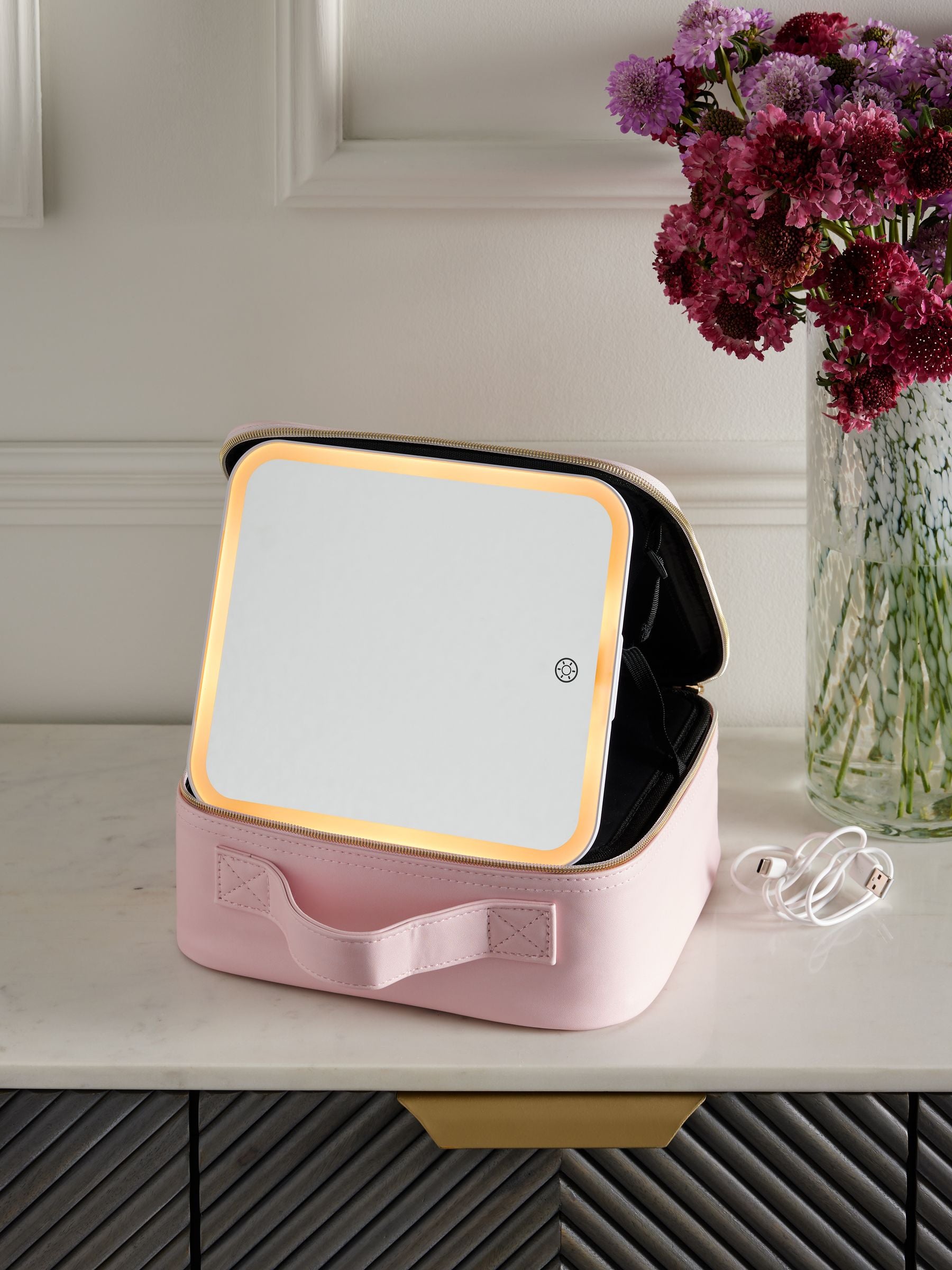 Makeup bag with removable LED mirror and adjustable dividers, UK version