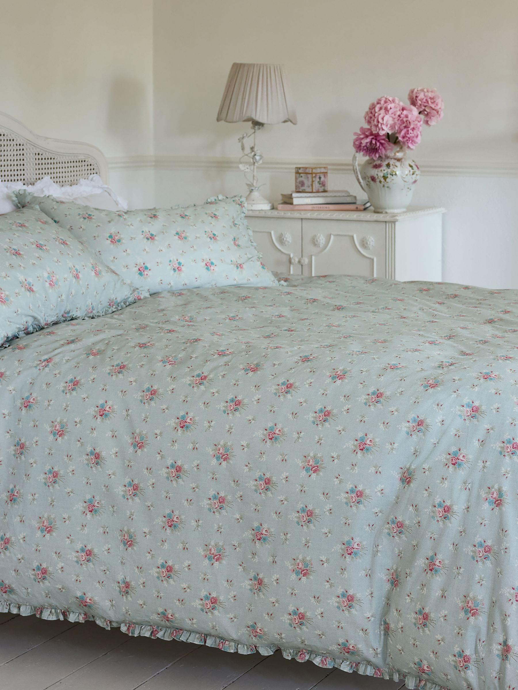 Shabby Chic by Rachel Ashwell Anastasia Ditsy Floral Print Petite Ruffle Duvet Cover and Pillowcase Set (British brand)