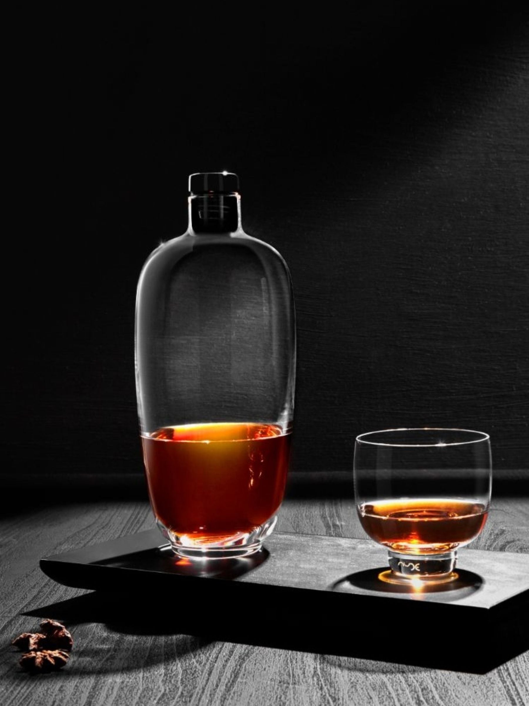 Nude Clear Malt Tall Whisky Bottle with Wooden Tray