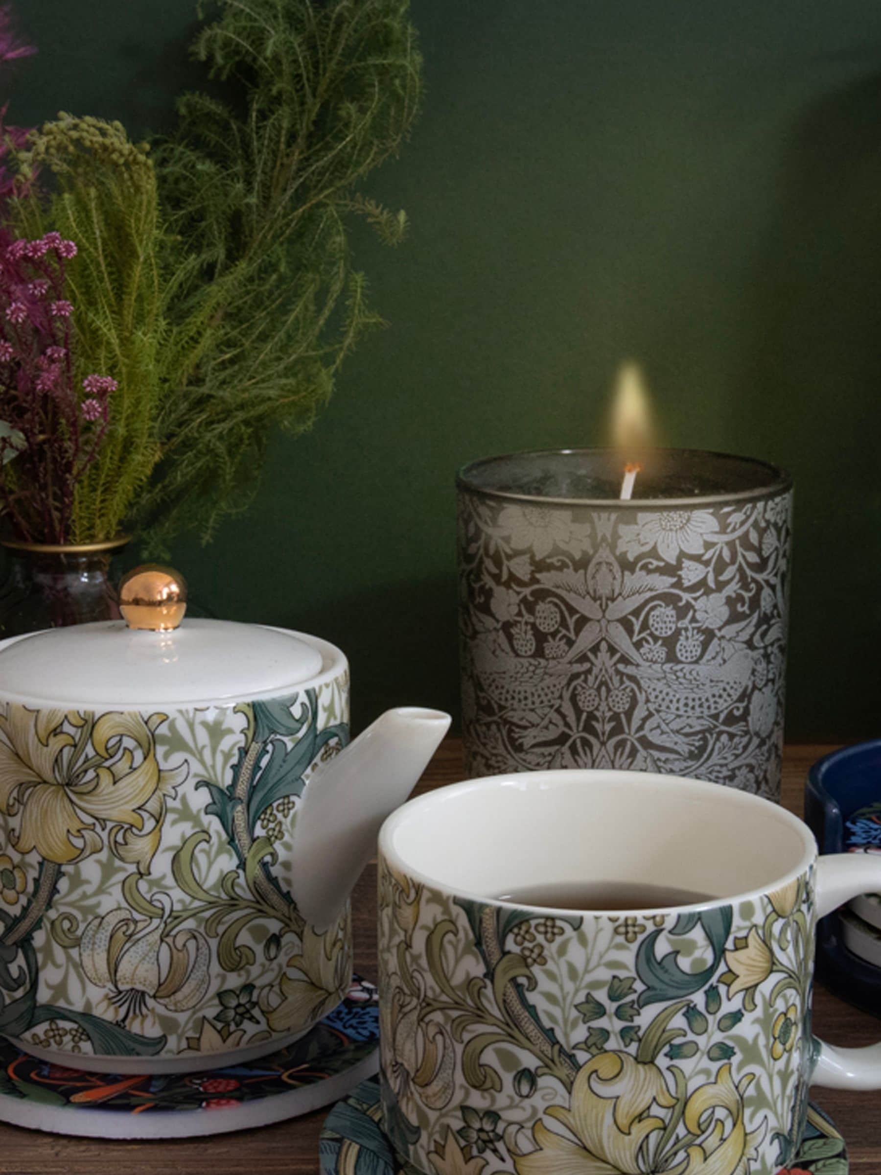 William Morris Black Strawberry Thief citrus scent candle 11cm height (British brand)