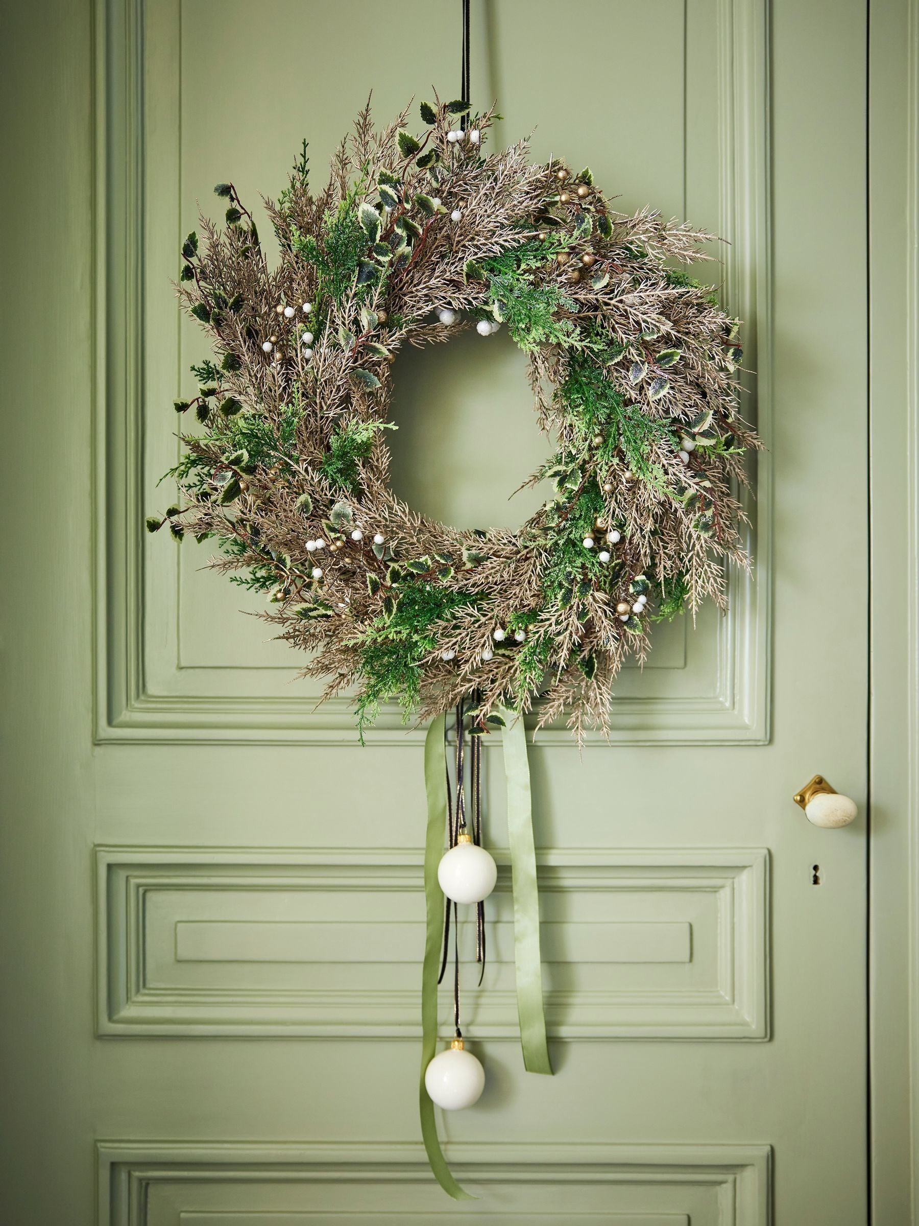 Everlands Christmas wreath berries and foliage champagne tones 60cm - British product