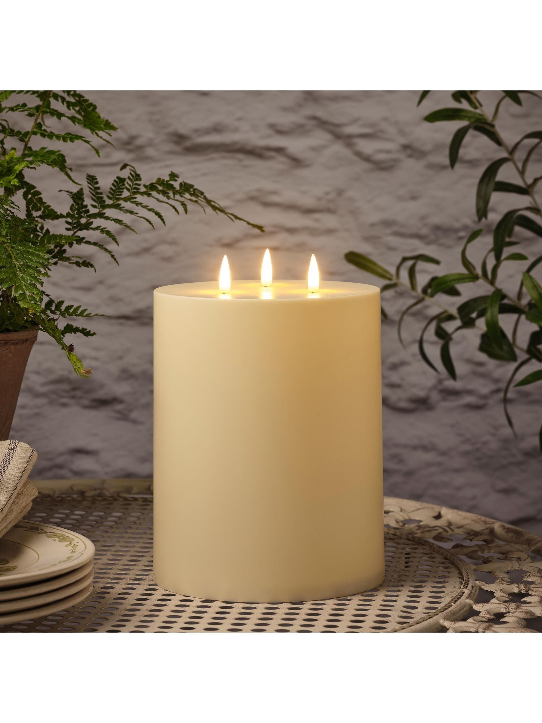 Lights4fun Natural 3 Wick Solar TruGlow Candle 20cm, UK version