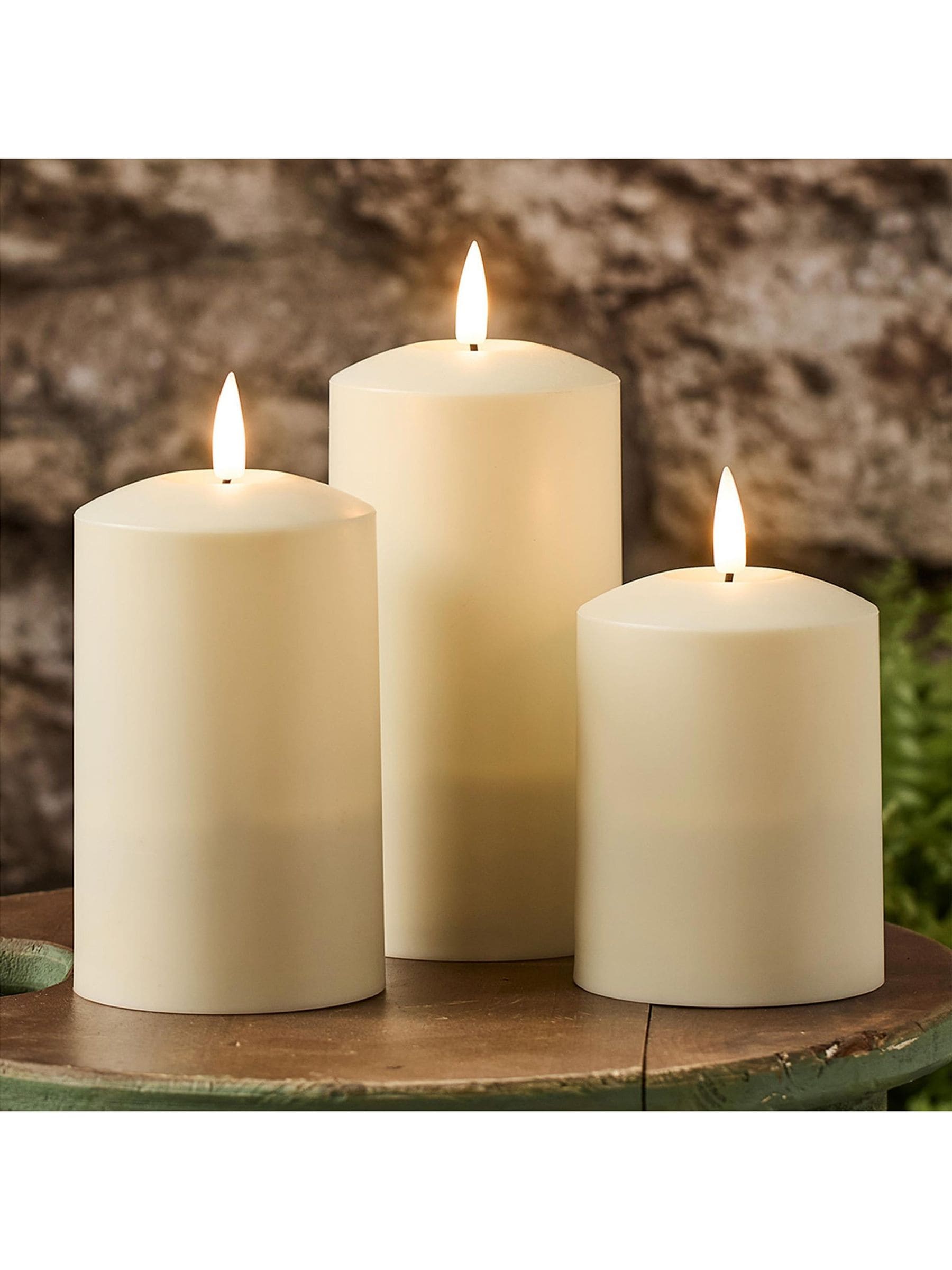 Lights4fun Natural TruGlow Solar Pillar LED Candle Trio, UK version