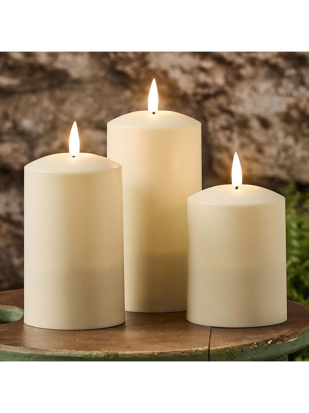 Lights4fun Natural TruGlow Solar Pillar LED Candle Trio, UK version