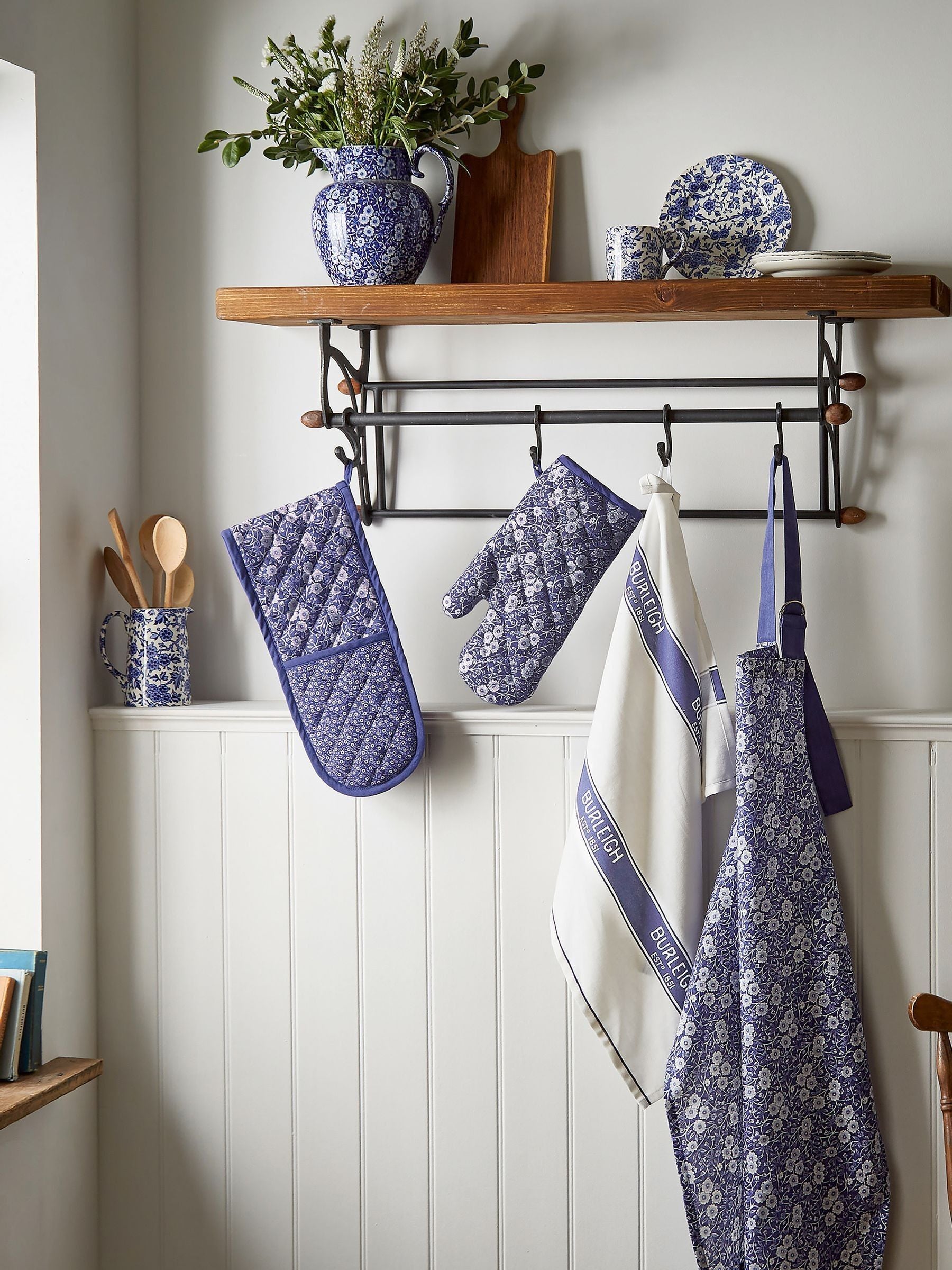 Burleigh blue calico oven glove - British product
