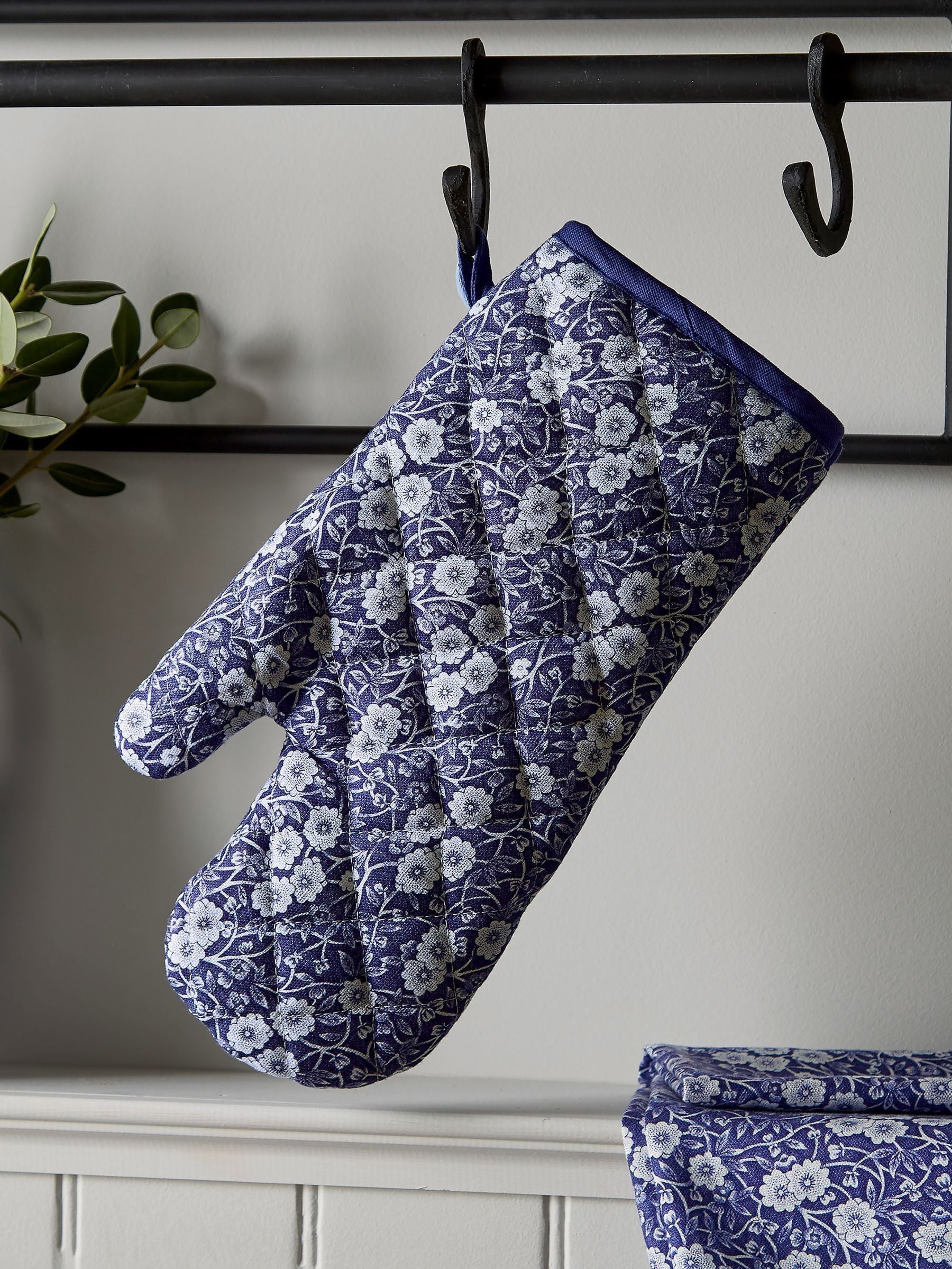 Burleigh blue calico oven glove - British product