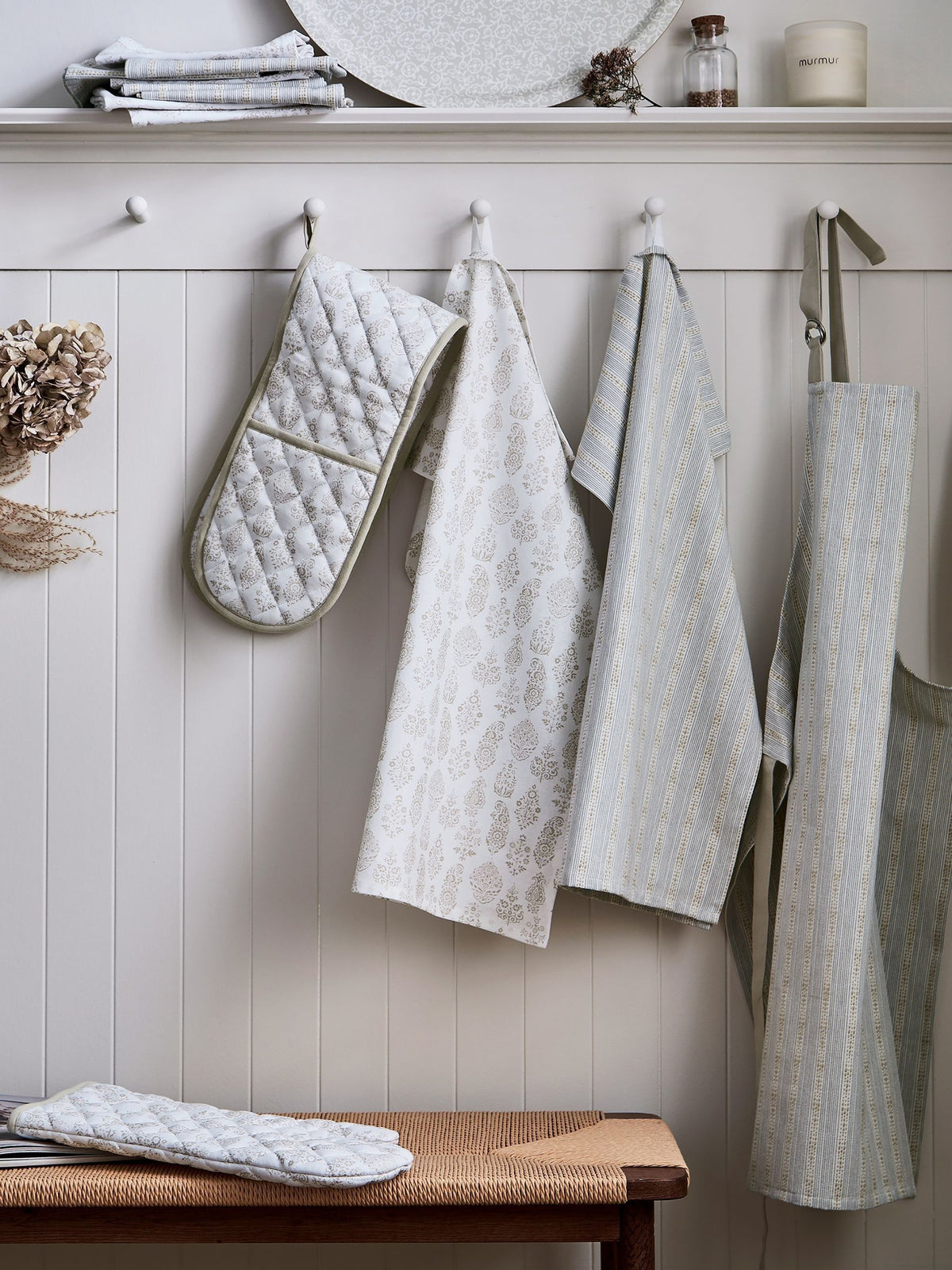 Murmur Natural Aria oven mitt with piped edging, imported from the UK