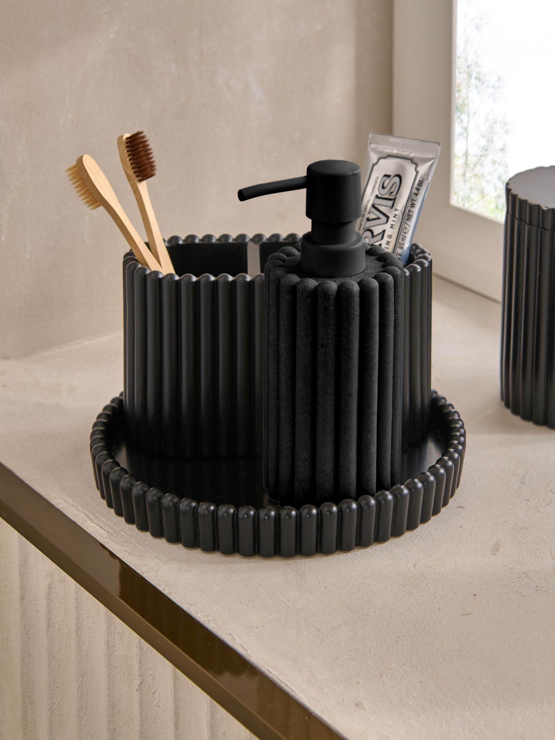 Black rib round storage tray 21cm - British product