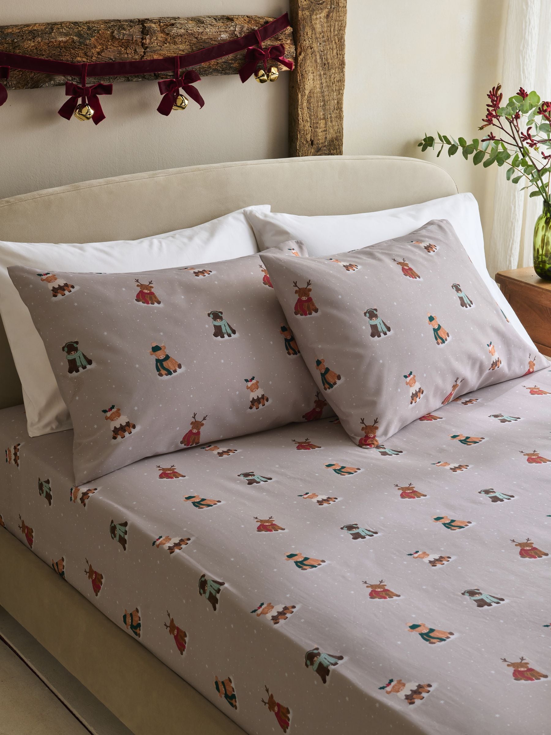 Single Christmas fitted sheet and pillowcase bedding set, imported from the UK