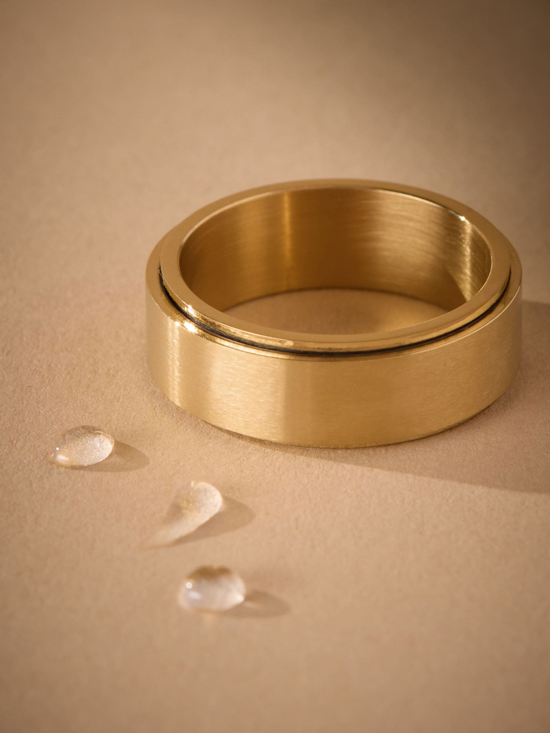 Stainless steel spinner ring (British brand)