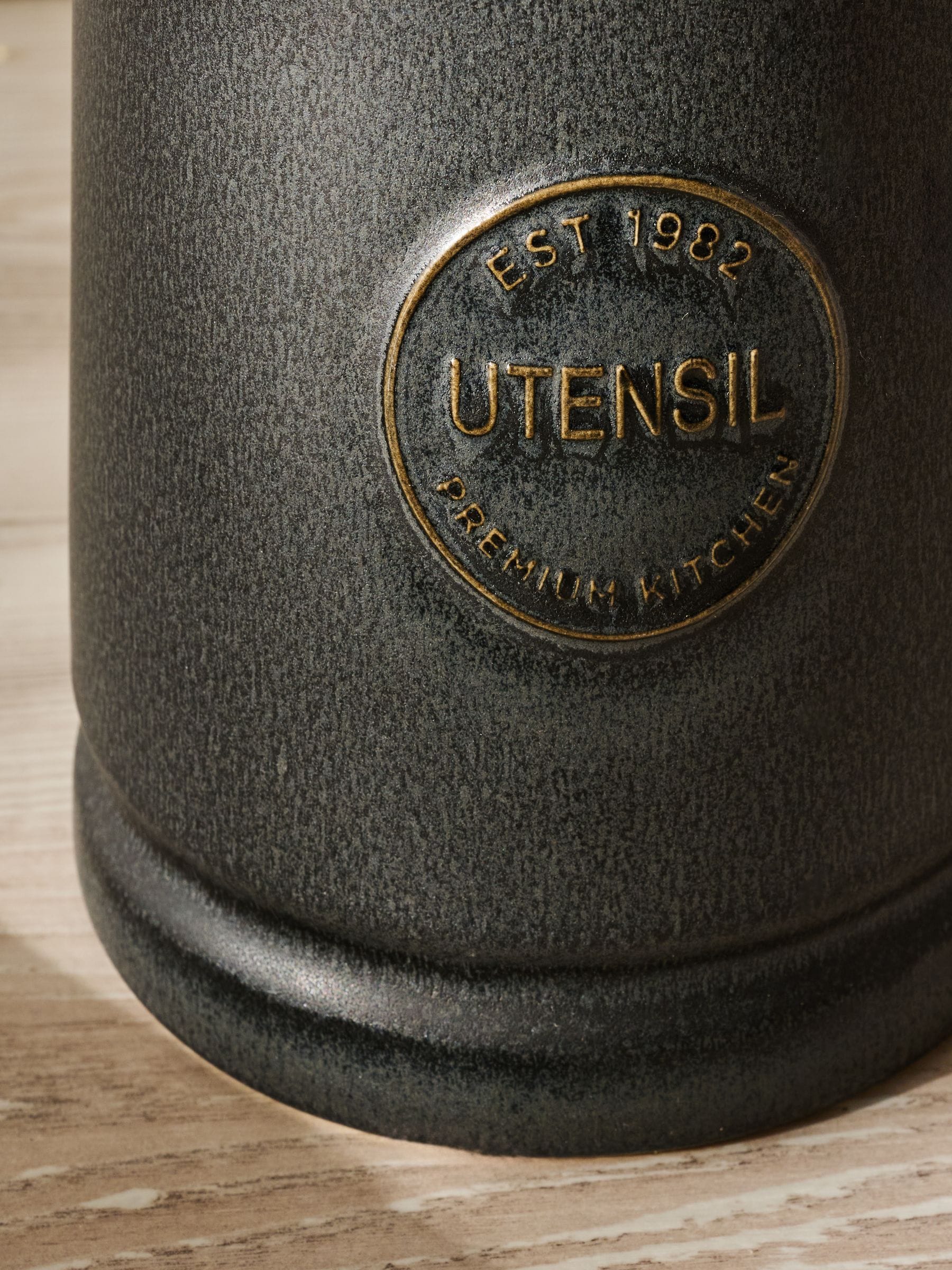 Black ceramic utensil pot with country badge design - British product