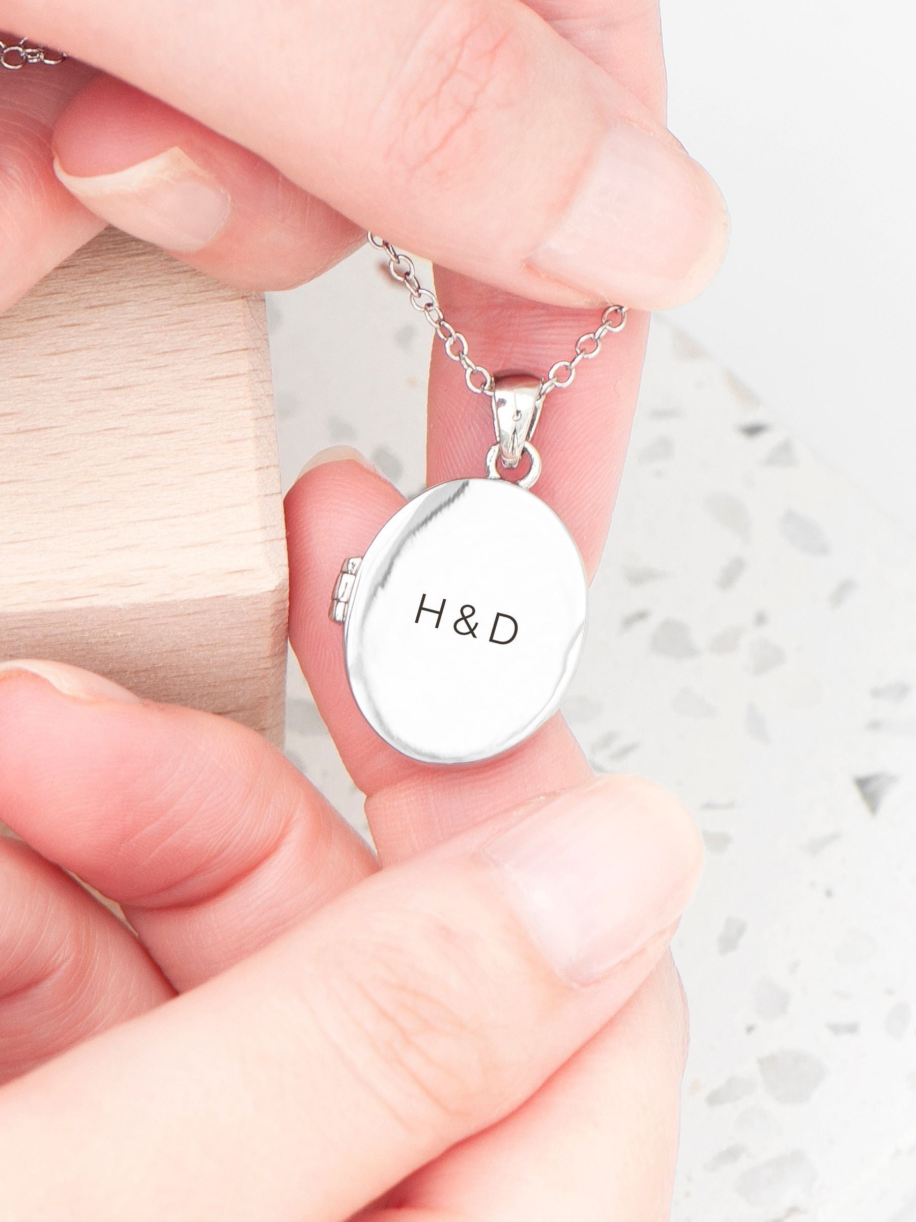 Treat Republic Personalised Oval Photo Locket