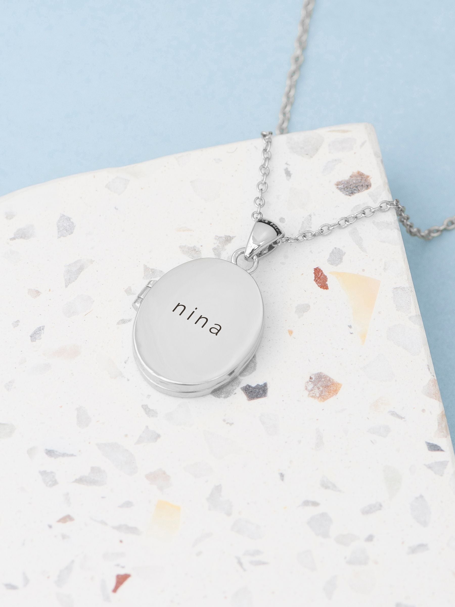 Treat Republic Personalised Oval Photo Locket
