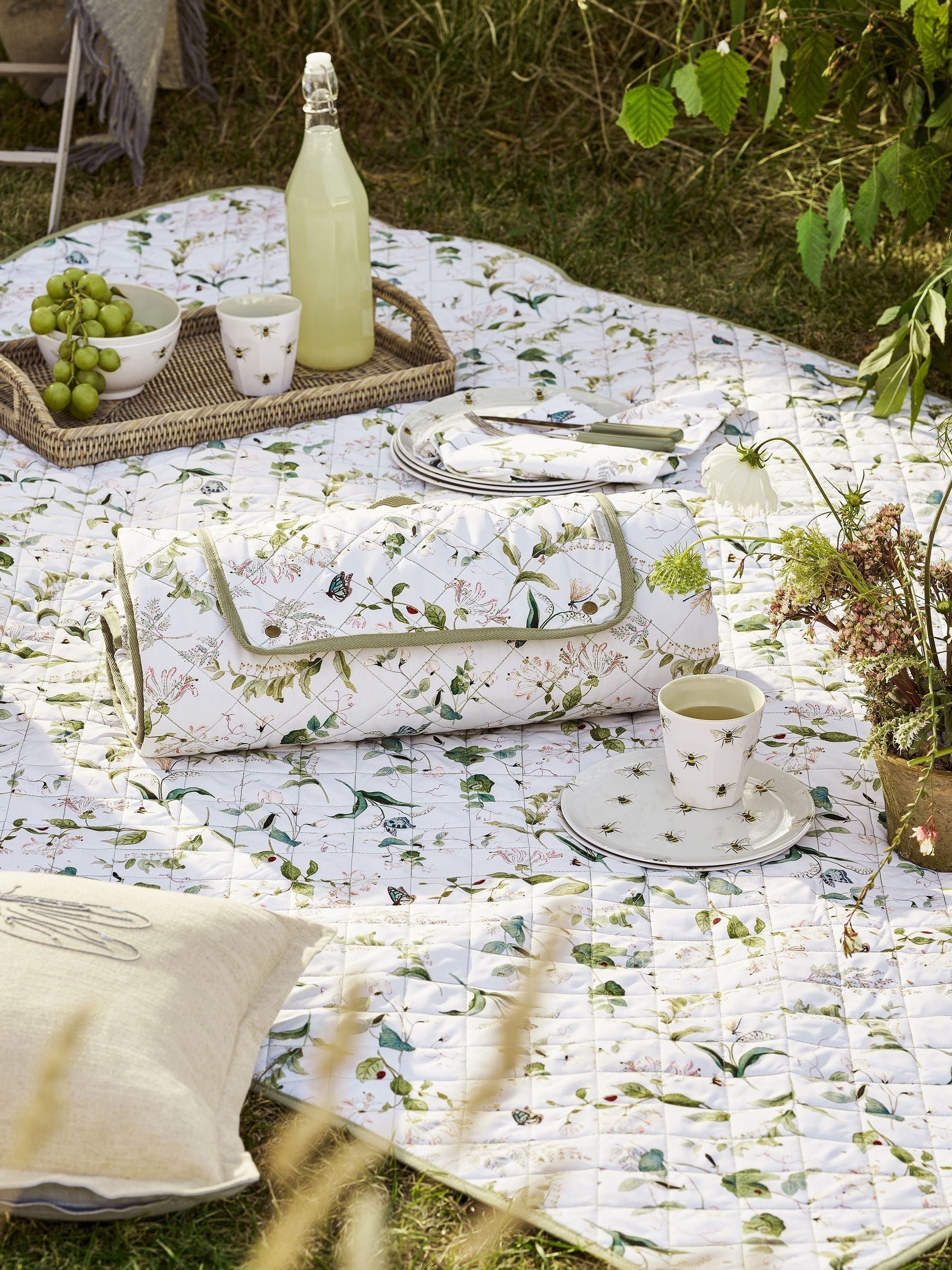 Sophie Allport off white wild floral picnic blanket 200cm x 150cm (British brand)