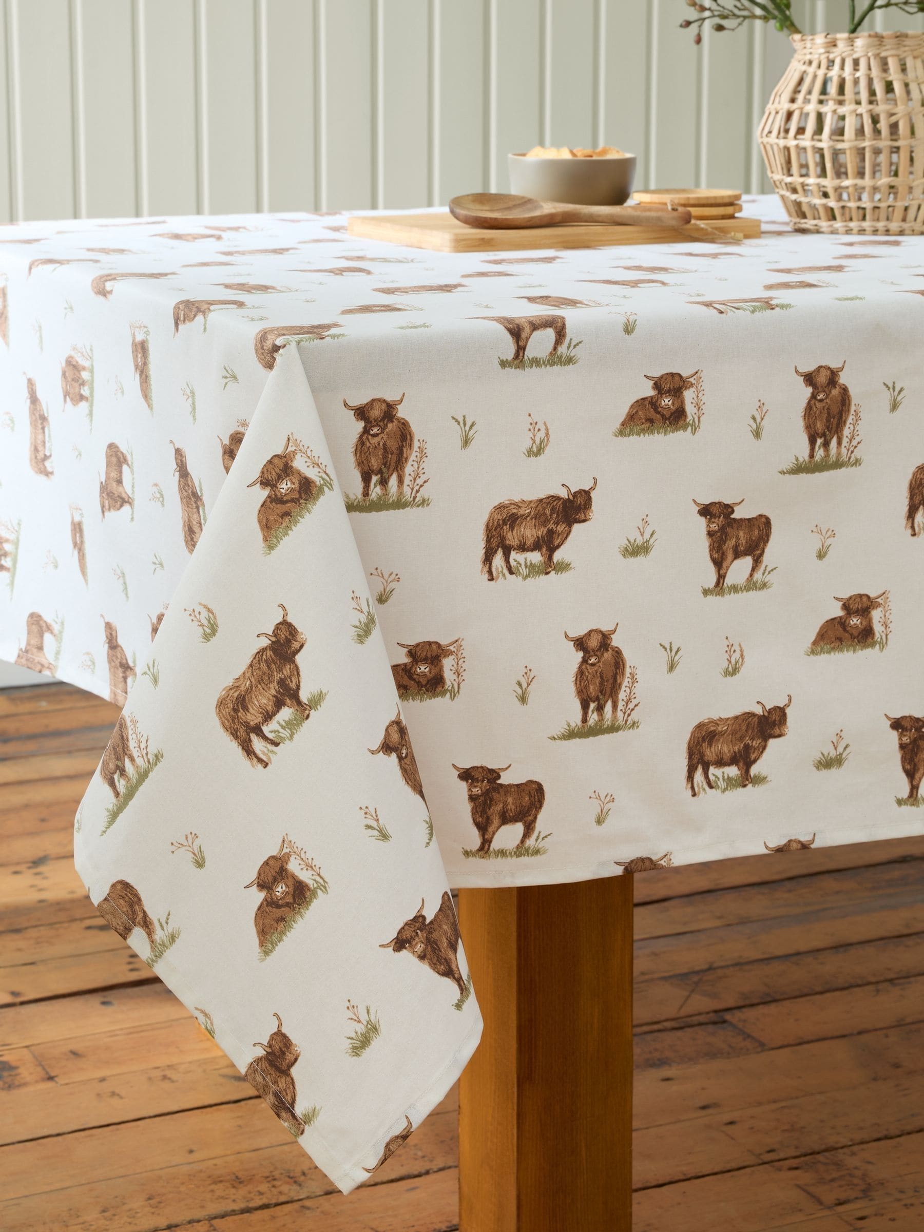Catherine Lansfield Natural Angus Highland Cow cotton tablecloth 137x229cm - British product