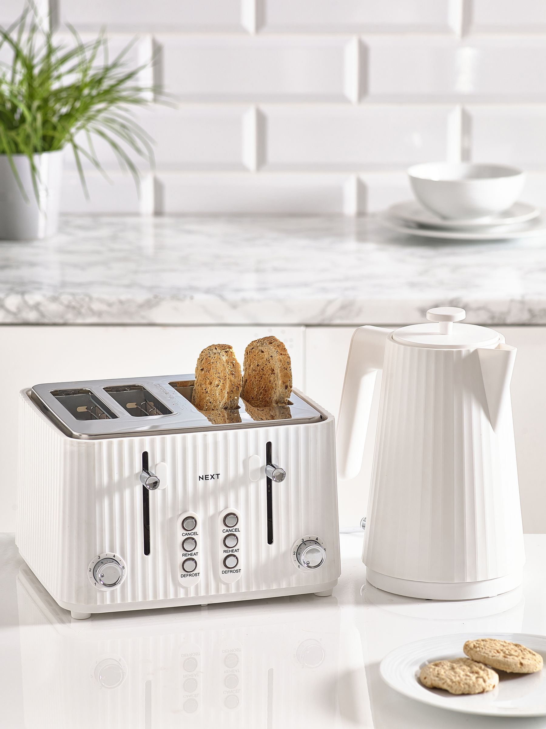White Sleek 4 Slice Toaster (British brand)