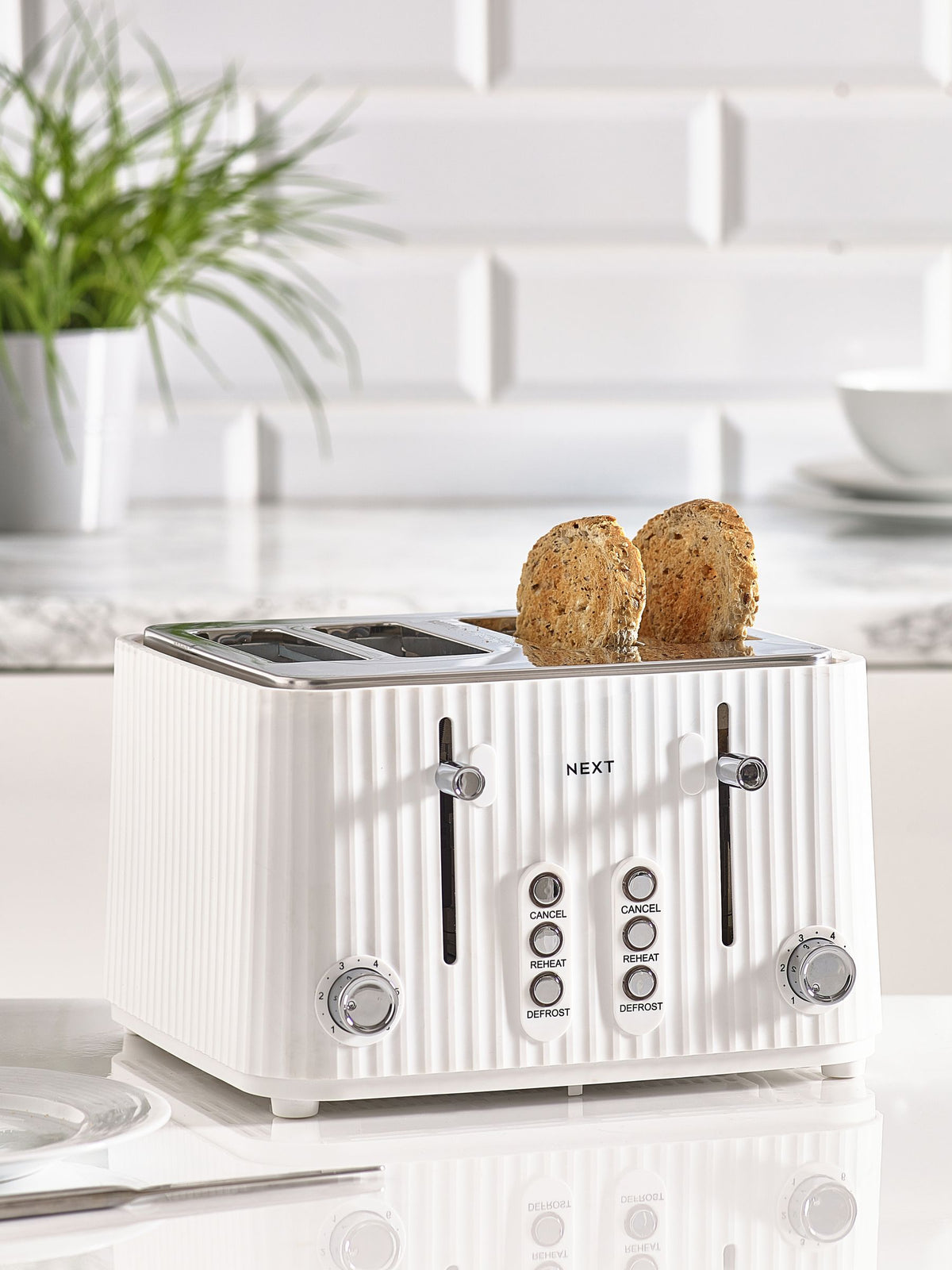 White Sleek 4 Slice Toaster (British brand)