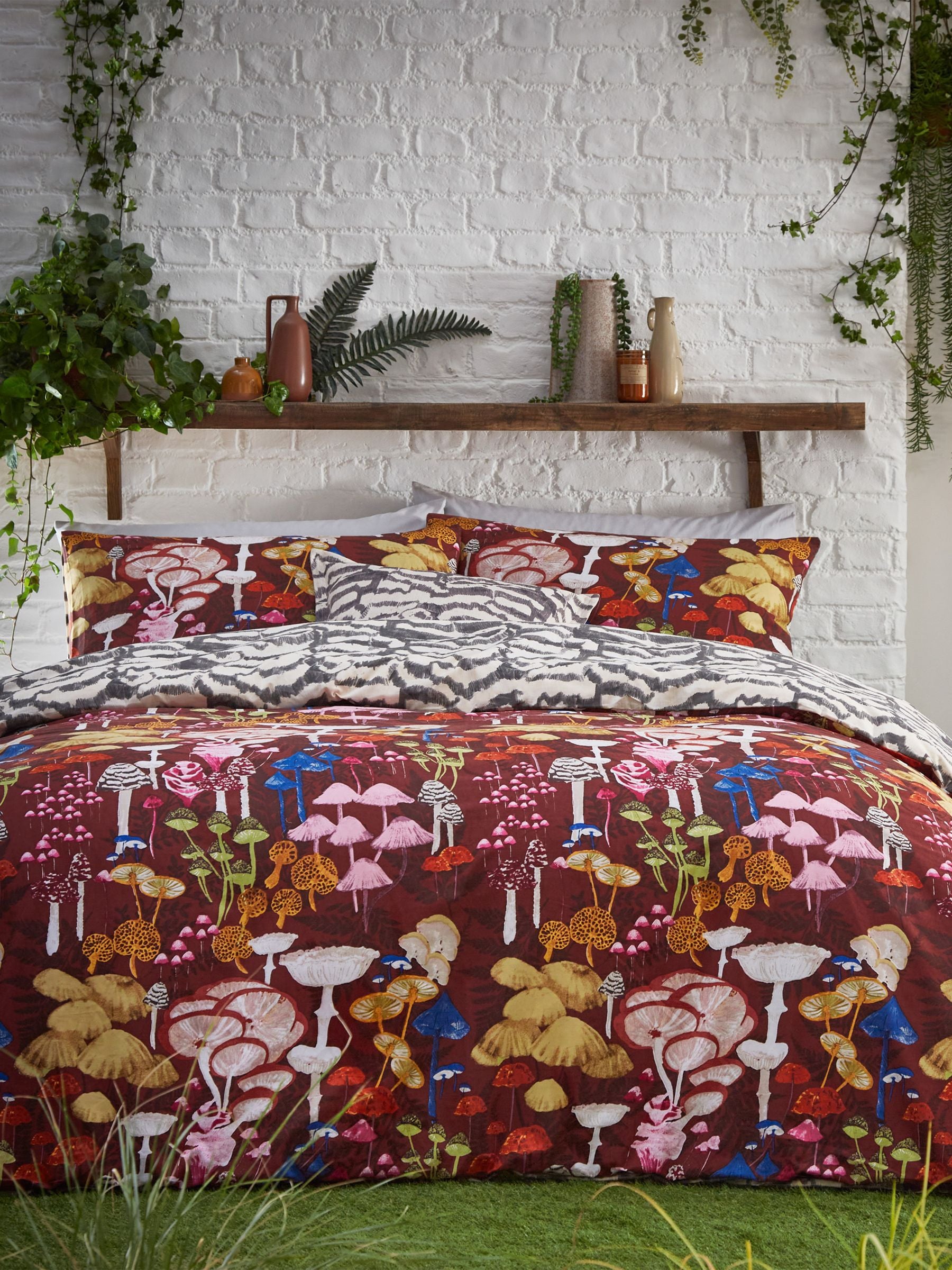 furn. Red Amanita Abstract Mushroom Reversible Duvet Cover and Pillowcase Set
