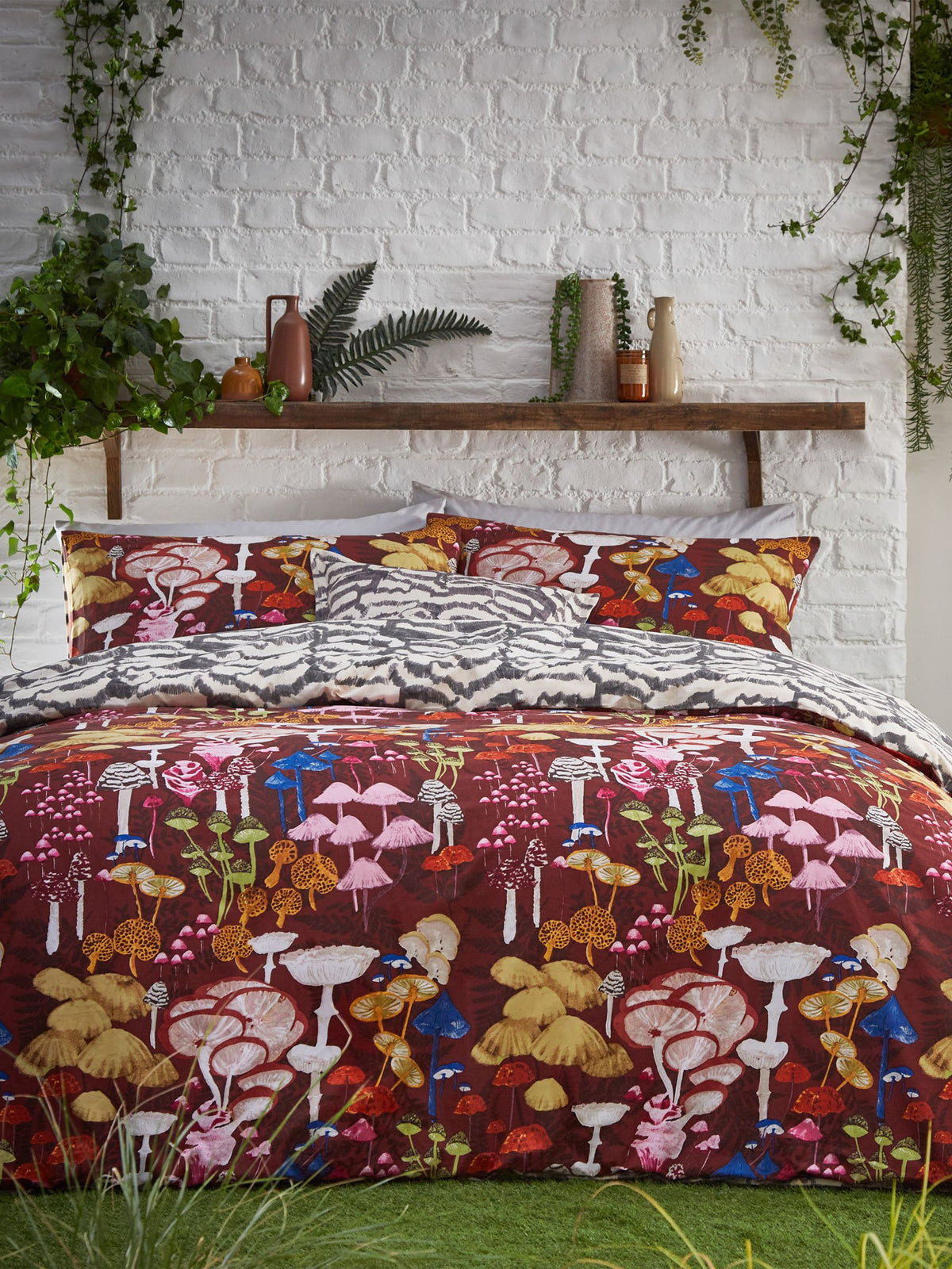 furn. Red Amanita Abstract Mushroom Reversible Duvet Cover and Pillowcase Set