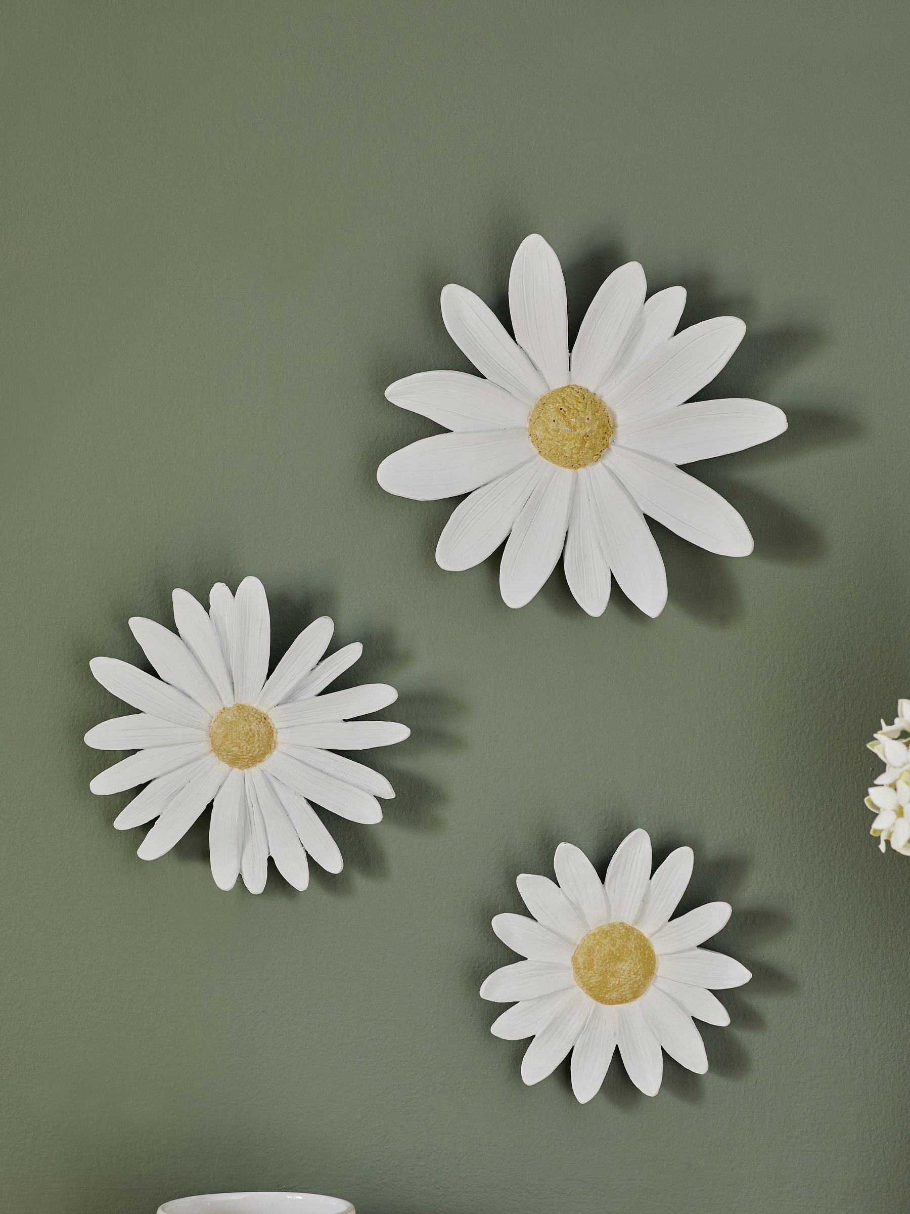 White daisy flower wall art set of 3 framed resin plaques (British brand)