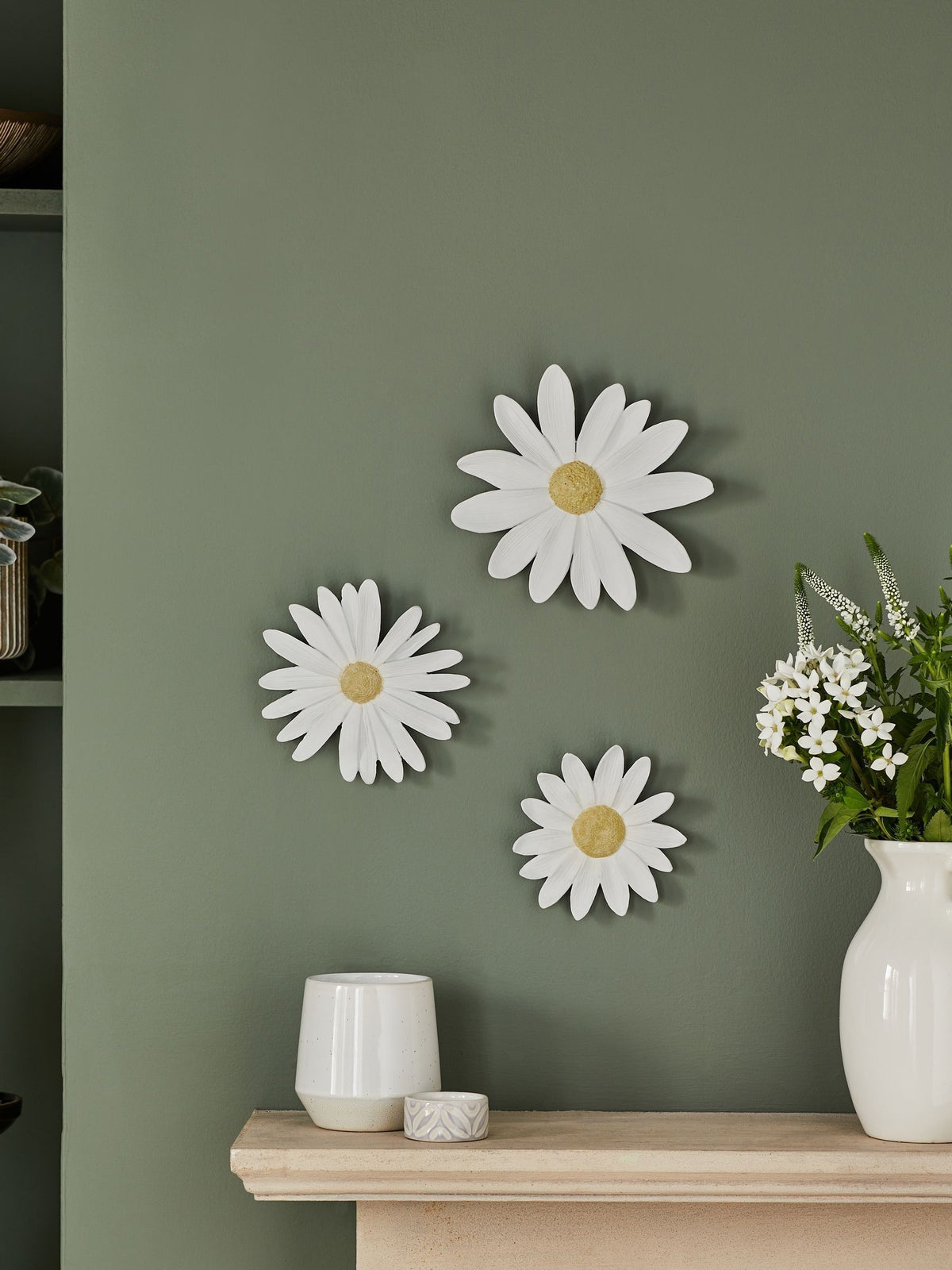White daisy flower wall art set of 3 framed resin plaques (British brand)