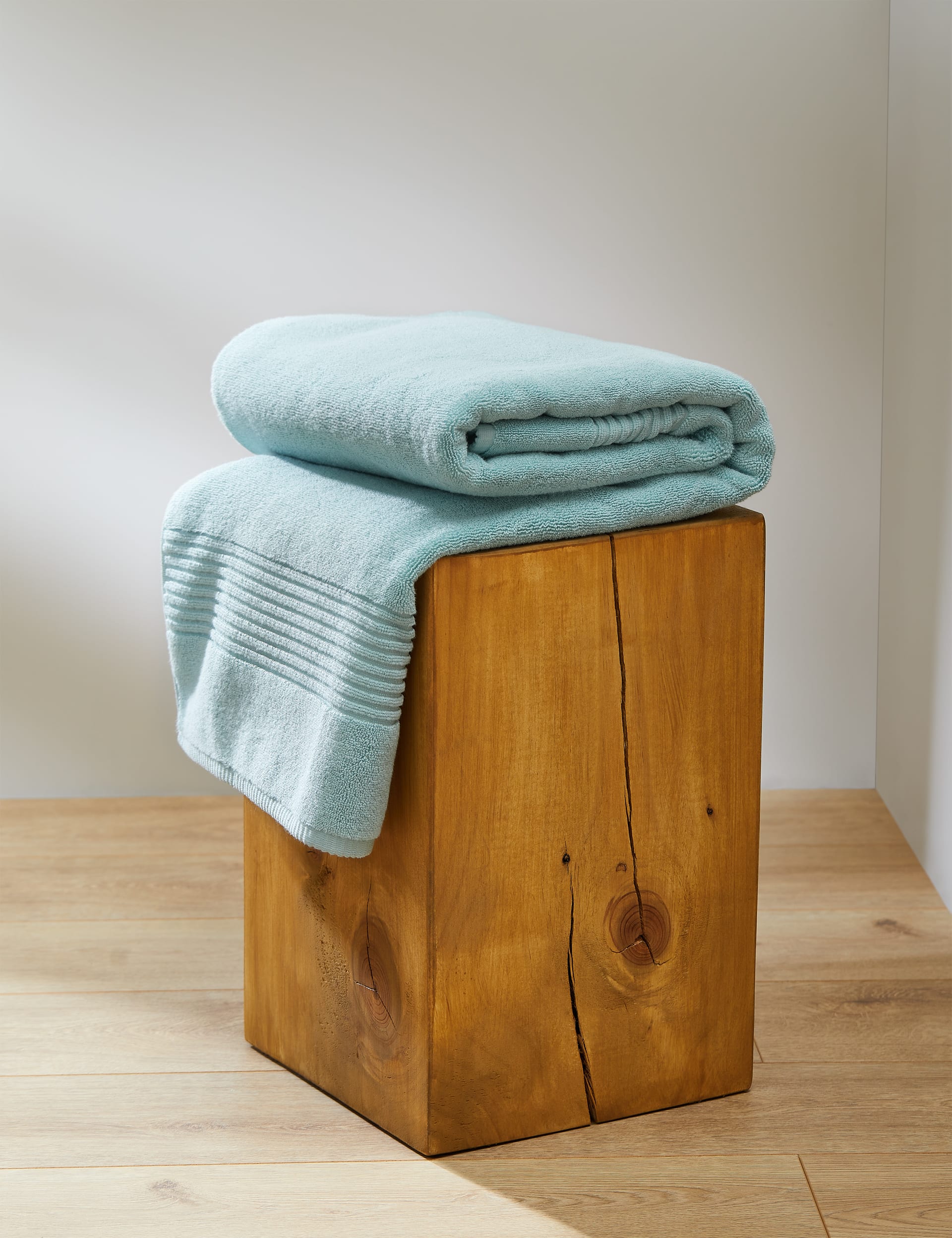 Plush Egyptian cotton towel with 800 GSM, imported from the UK