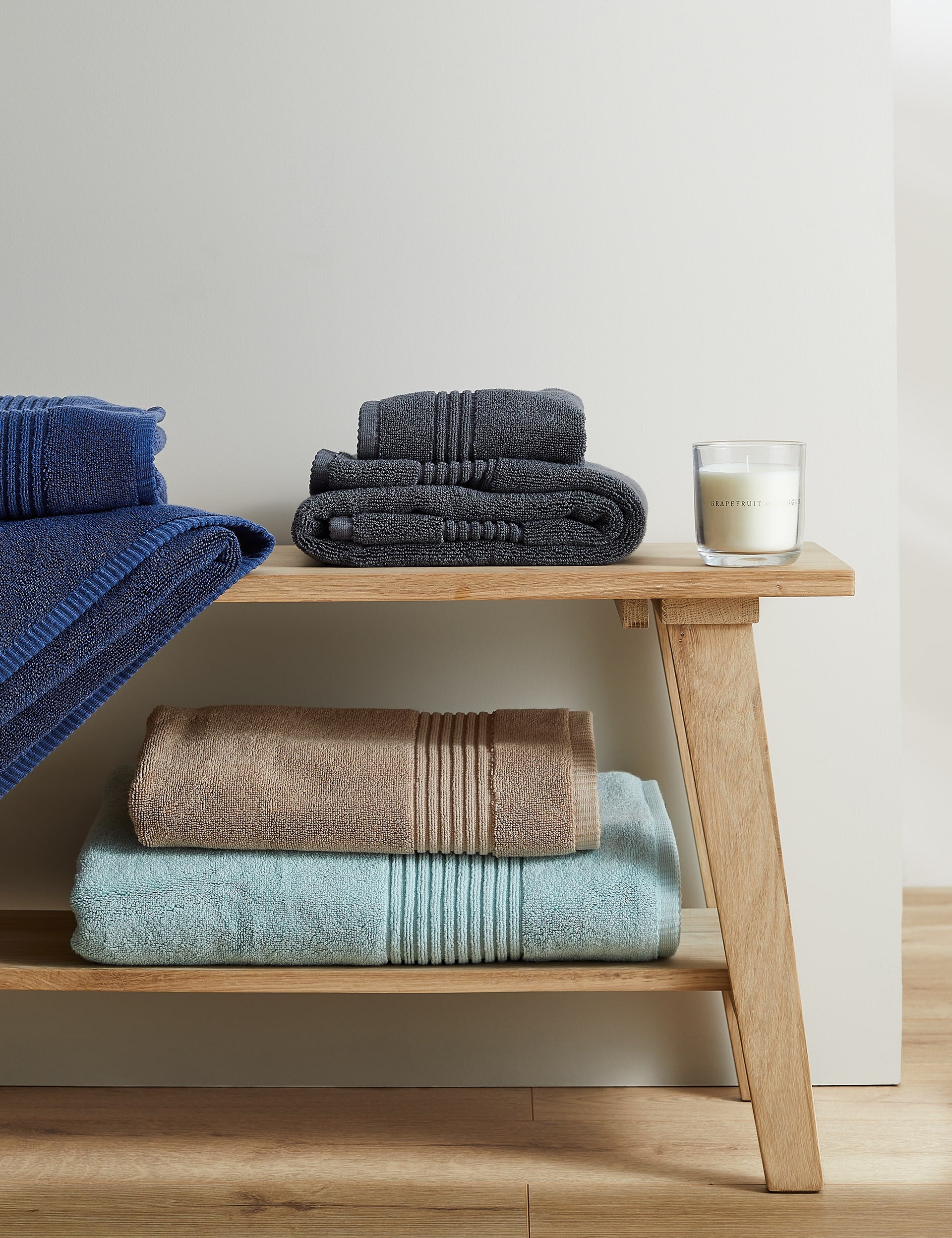 Plush Egyptian cotton towel with 800 GSM, imported from the UK