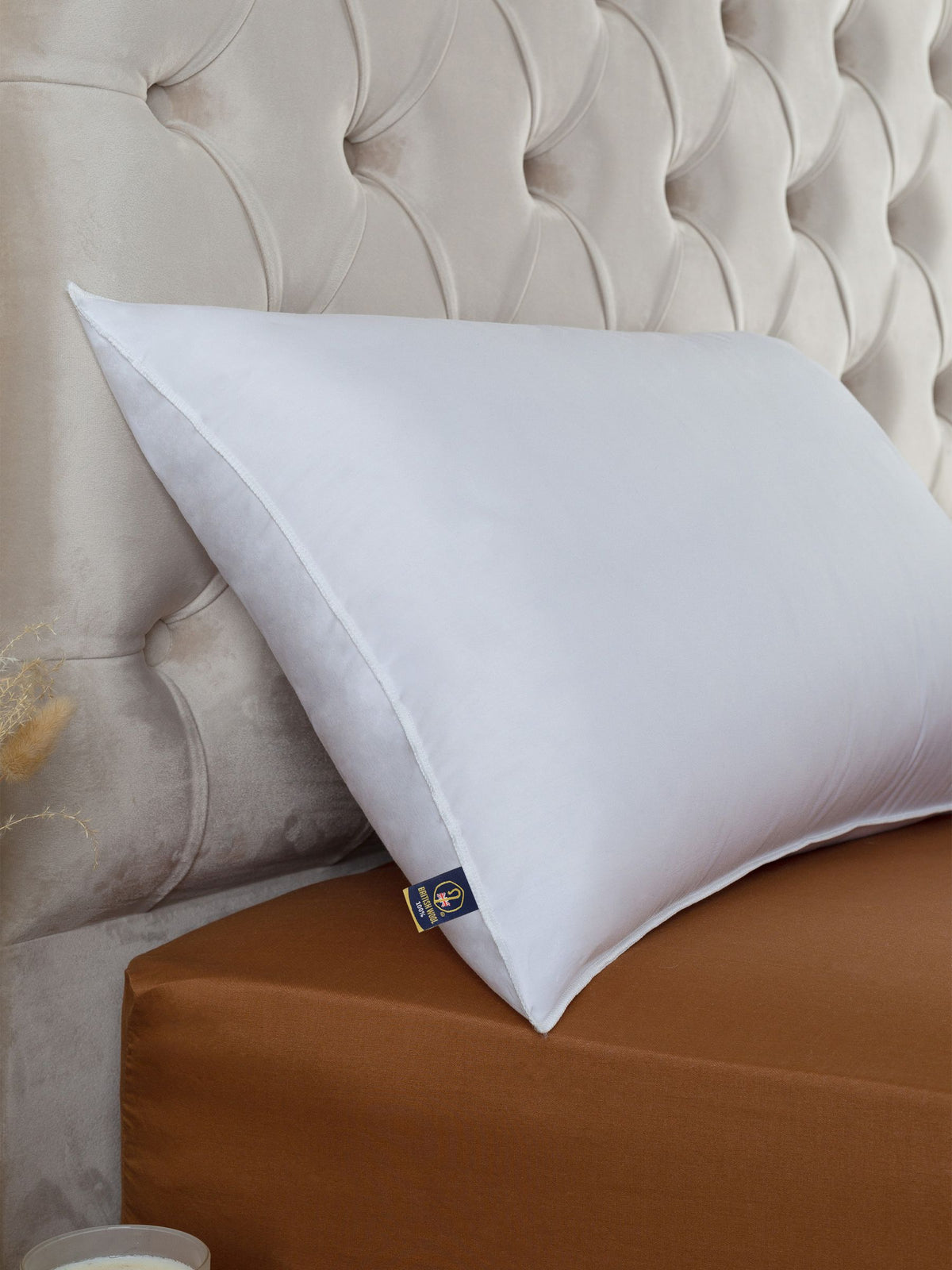 Slumberdown Wool Pillow for Medium Back Sleepers in White (British brand)