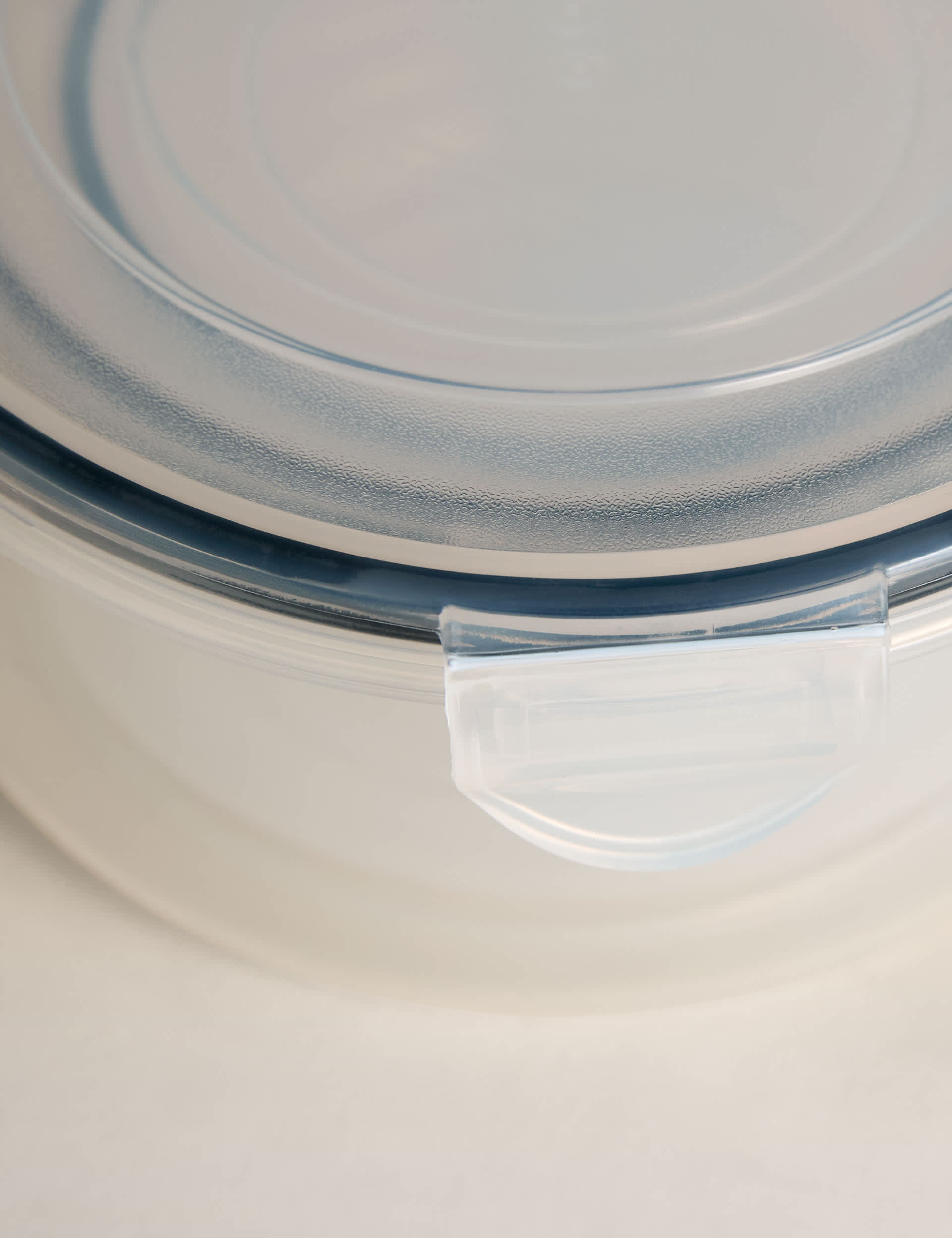 Set of three round clip storage containers 1.5L 800ml 400ml (British brand)