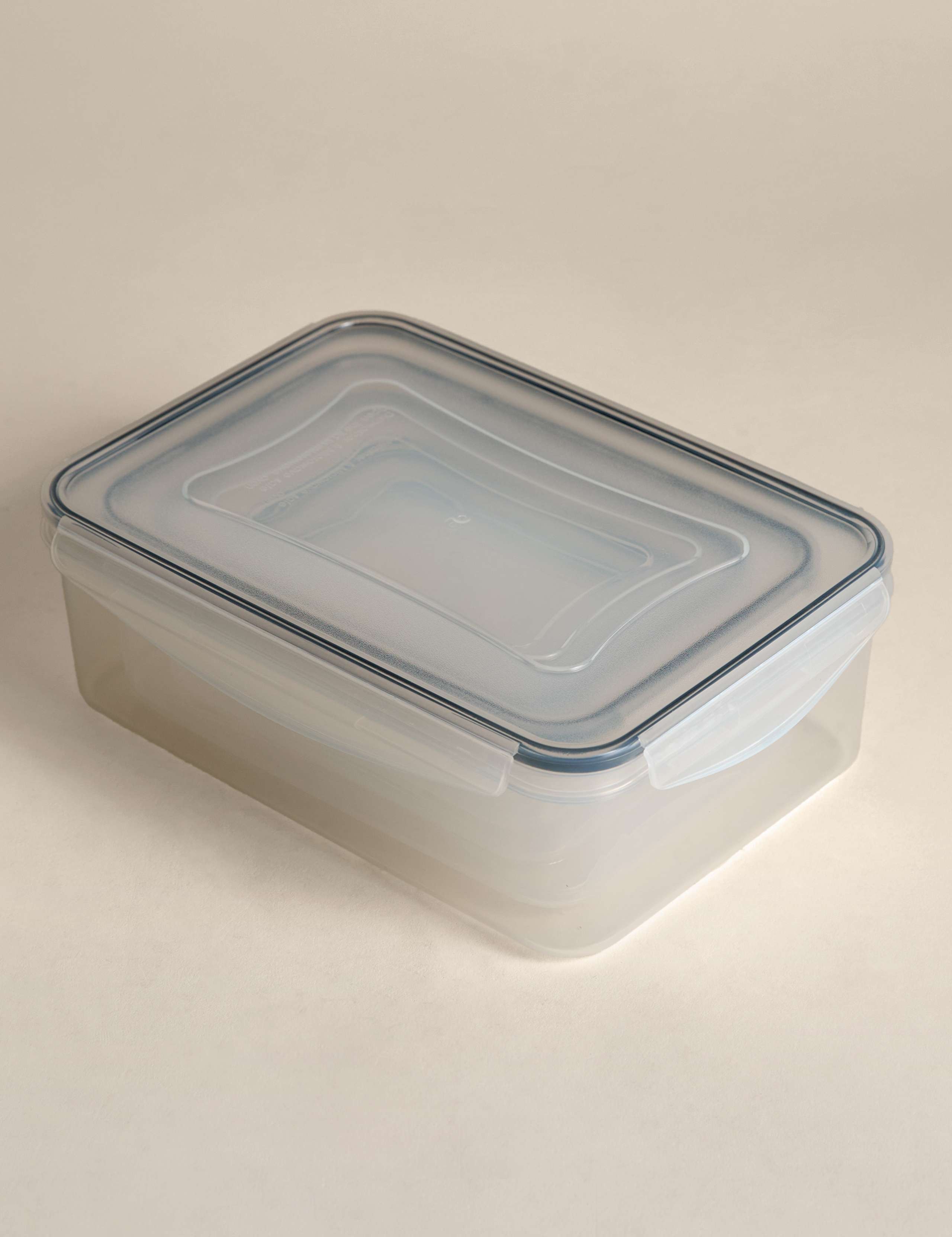 Set of 5 kitchen storage tubs with clip lids and various sizes (British brand)