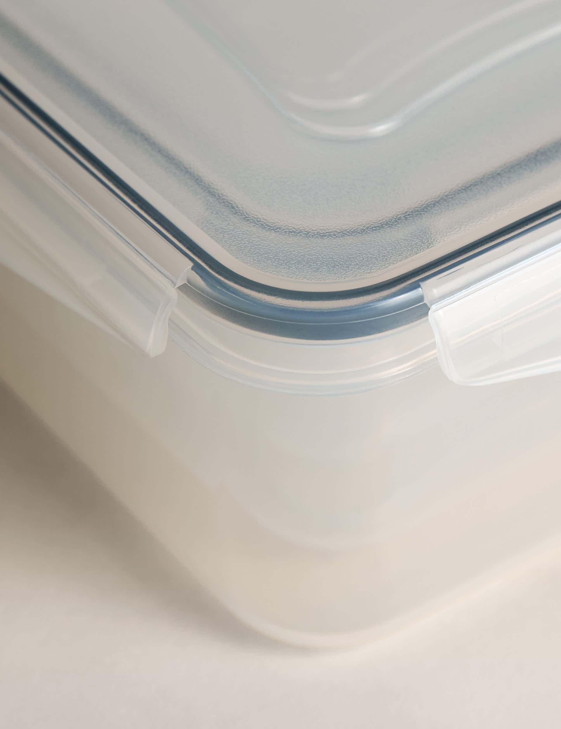 Set of 5 kitchen storage tubs with clip lids and various sizes (British brand)